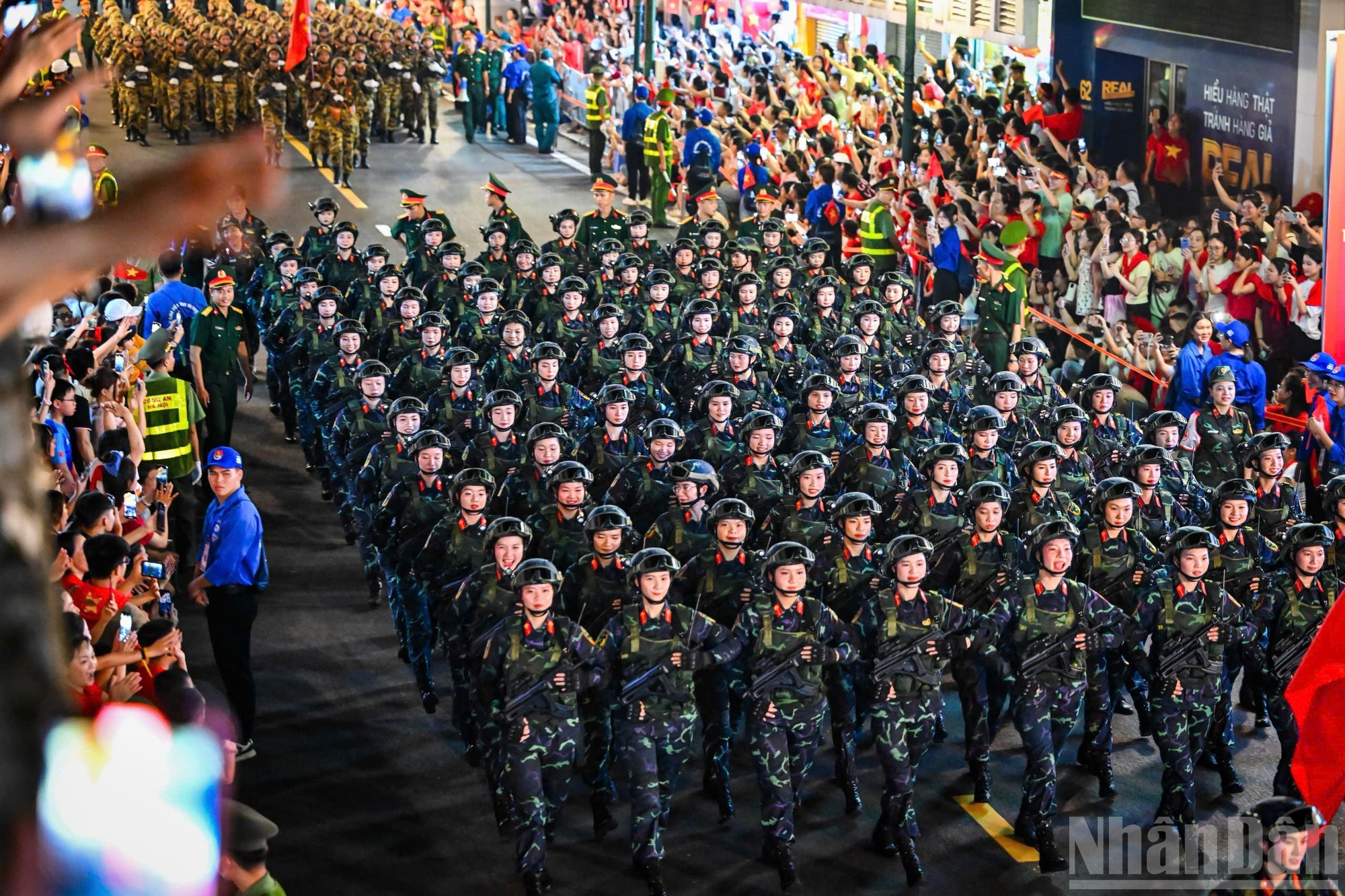 Des alignements horizontaux et verticaux précis sont assurés, témoignant d&apos;une discipline unifiée, de la préparation au combat et de l&apos;esprit de grande union nationale. Photo : Thanh Dat