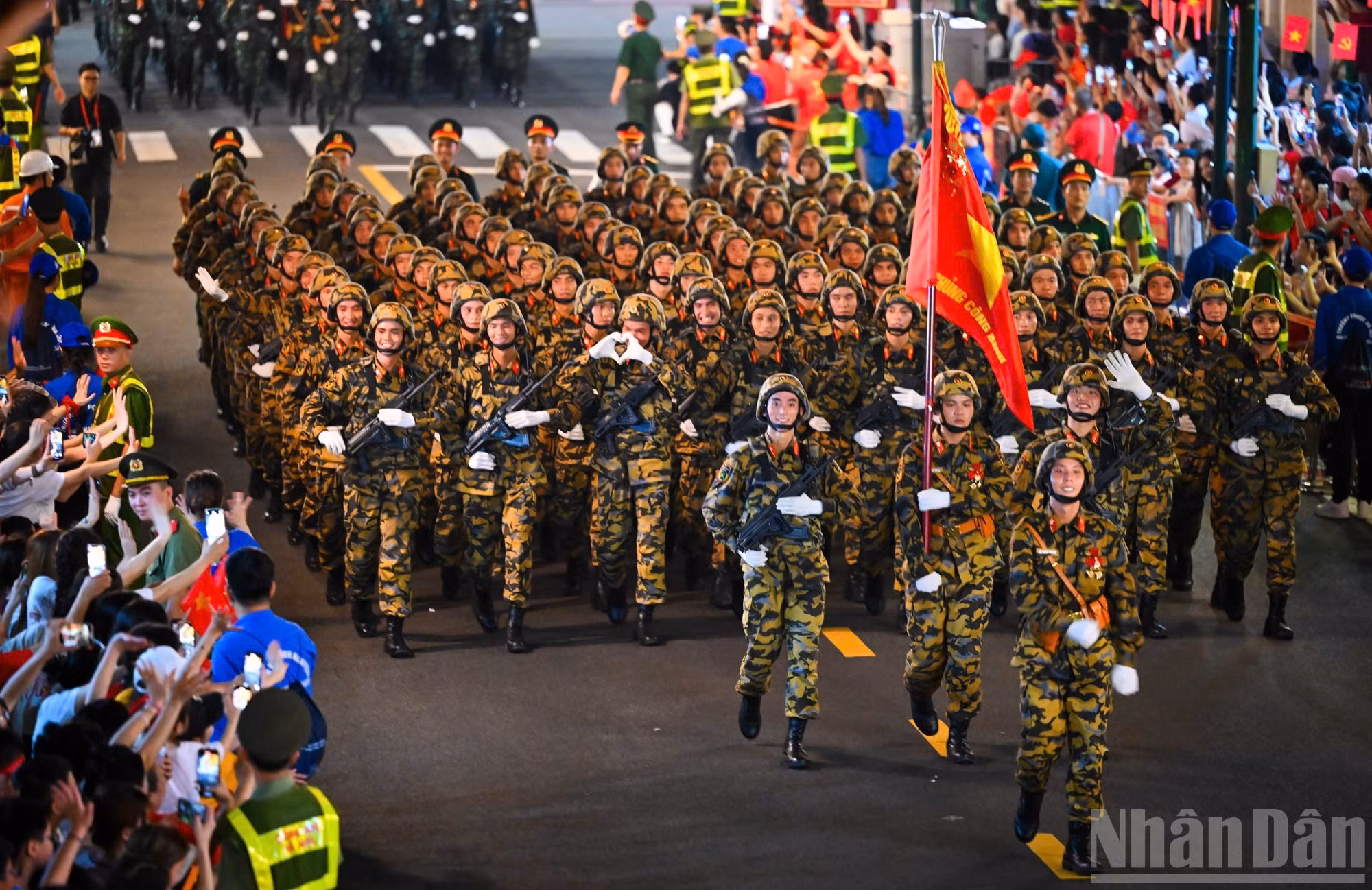Toutes les formations progressent en synchronisme, démontrant la mobilité et la grande capacité de combat de l’Armée populaire du Vietnam. Photo : Thanh Dat