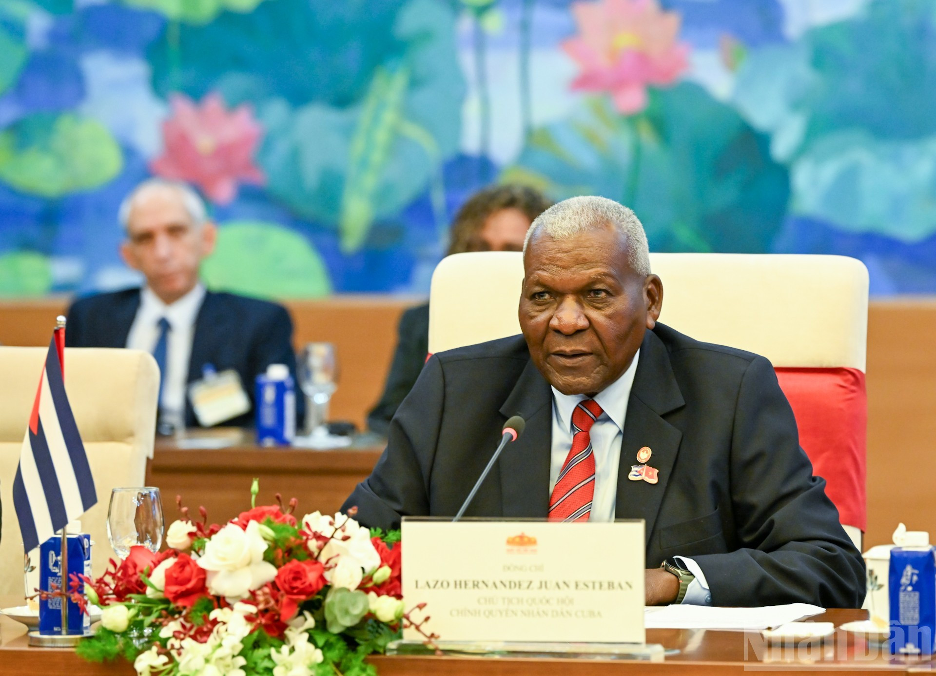 Pour sa part, le président de l’AN du pouvoir populaire et du Conseil d’État de Cuba, Esteban Lazo Hernández, félicite le Vietnam pour l’organisation réussie de ses célébrations nationales en 2025. Il exprime sa confiance dans le fait que le peuple vietnamien, sous la direction du Parti communiste du Vietnam, atteindra de nouveaux succès dans la mise en œuvre des objectifs fixés par le XIIIe Congrès national du Parti. Photo : Duy Linh/NDEL