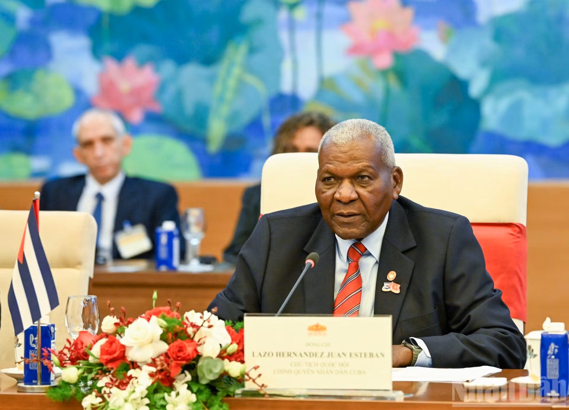 Pour sa part, le président de l’AN du pouvoir populaire et du Conseil d’État de Cuba, Esteban Lazo Hernández, félicite le Vietnam pour l’organisation réussie de ses célébrations nationales en 2025. Il exprime sa confiance dans le fait que le peuple vietnamien, sous la direction du Parti communiste du Vietnam, atteindra de nouveaux succès dans la mise en œuvre des objectifs fixés par le XIIIe Congrès national du Parti. Photo : Duy Linh/NDEL