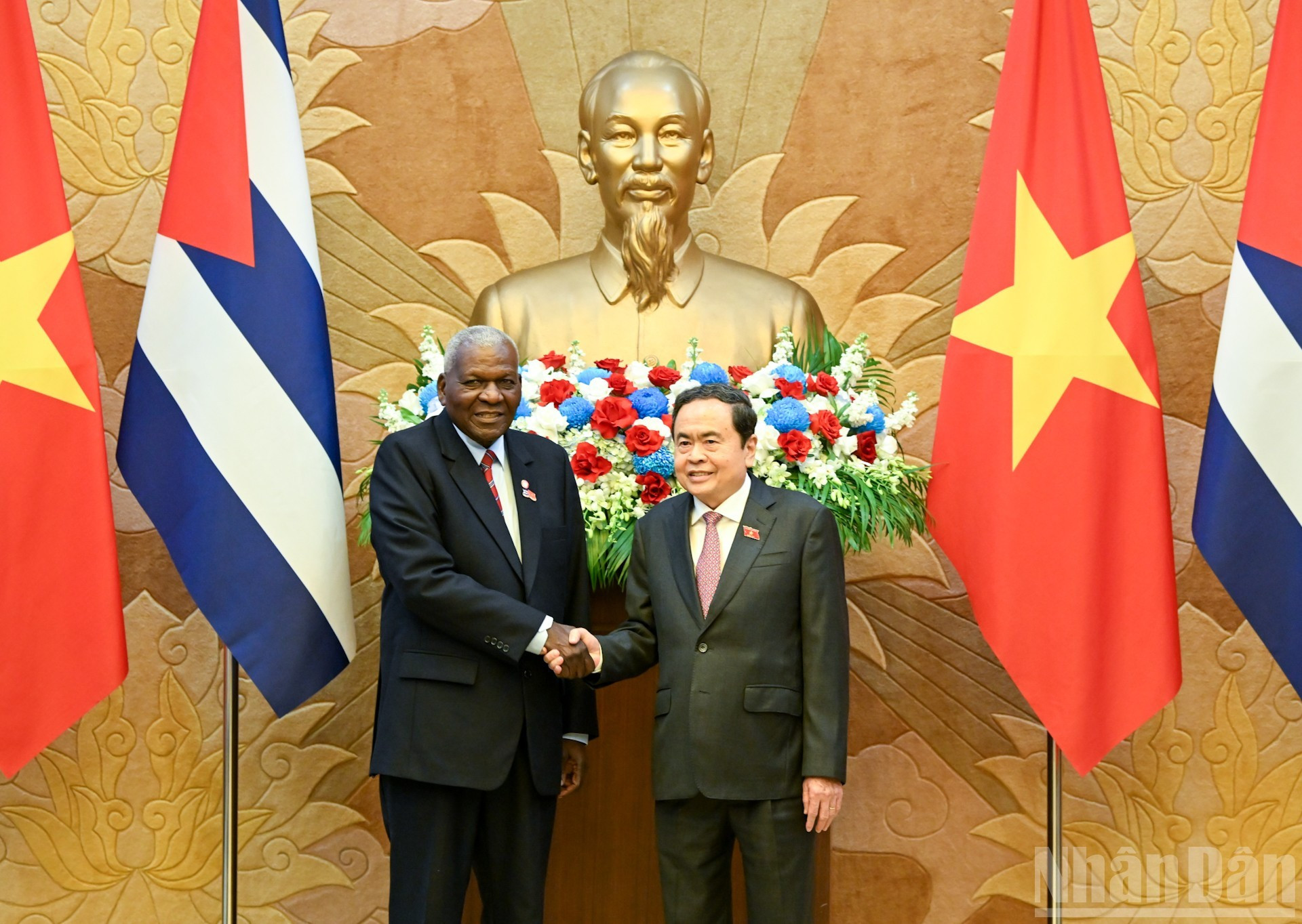 Le président de l’AN du Vietnam, Trân Thanh Mân (à droite), et le président de l’AN du pouvoir populaire et du Conseil d’État de Cuba, Esteban Lazo Hernández, avant leur entretien. Photo : Duy Linh/NDEL