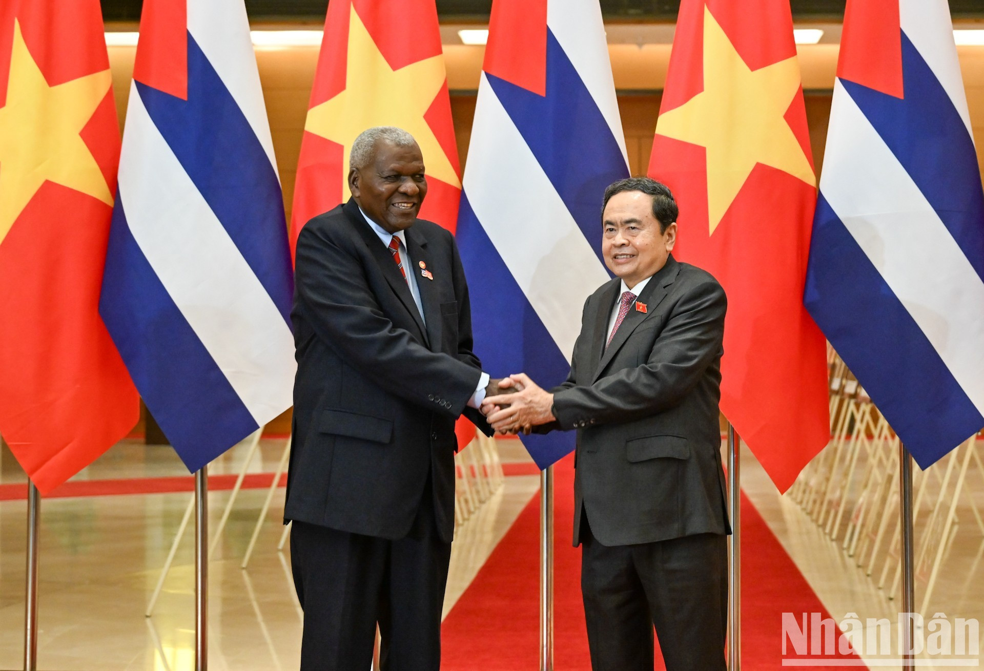Le président de l’AN du Vietnam, Tran Thanh Man (à droite), et le président de l’AN du pouvoir populaire et du Conseil d’État de Cuba, Esteban Lazo Hernández, le 30 septembre à Hanoi. Photo : Duy Linh/NDEL
