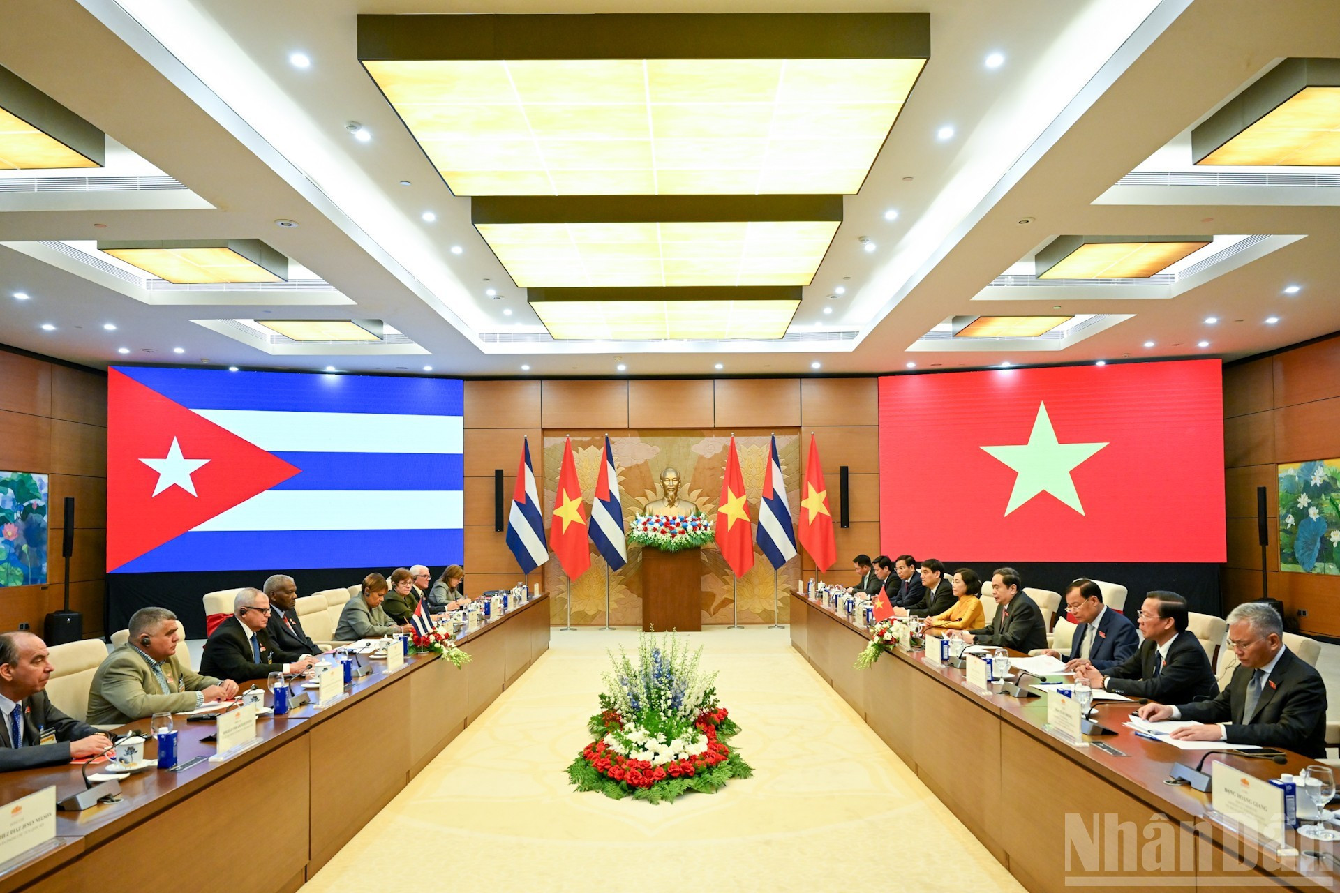 Vue générale de l&apos;entretien entre le président de l’AN du Vietnam, Tran Thanh Man, et le président de l’AN du pouvoir populaire et du Conseil d’État de Cuba, Esteban Lazo Hernández, le 30 septembre à Hanoi. Photo : Duy Linh/NDEL