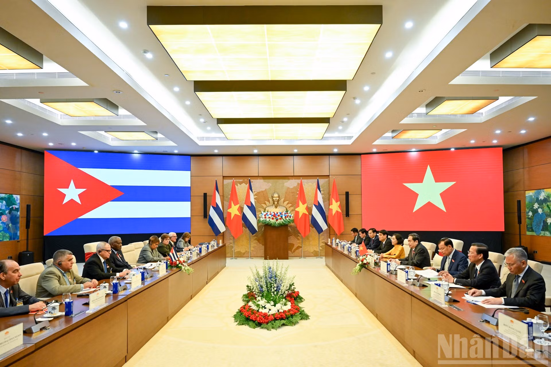 Vue générale de l'entretien entre le président de l’AN du Vietnam, Tran Thanh Man, et le président de l’AN du pouvoir populaire et du Conseil d’État de Cuba, Esteban Lazo Hernández, le 30 septembre à Hanoi. Photo : Duy Linh/NDEL