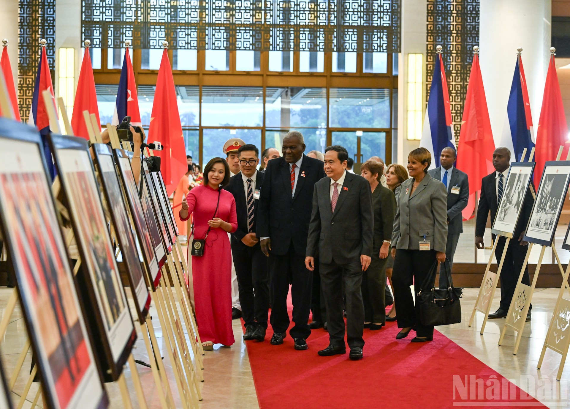 Le président de l&apos;AN vietnamienne, Tran Thanh Man, et son homologue cubain Esteban Lazo Hernandez visitent l&apos;exposition de photos sur le développement des relations entre le Vietnam et Cuba. Photo : Duy Linh/NDEL