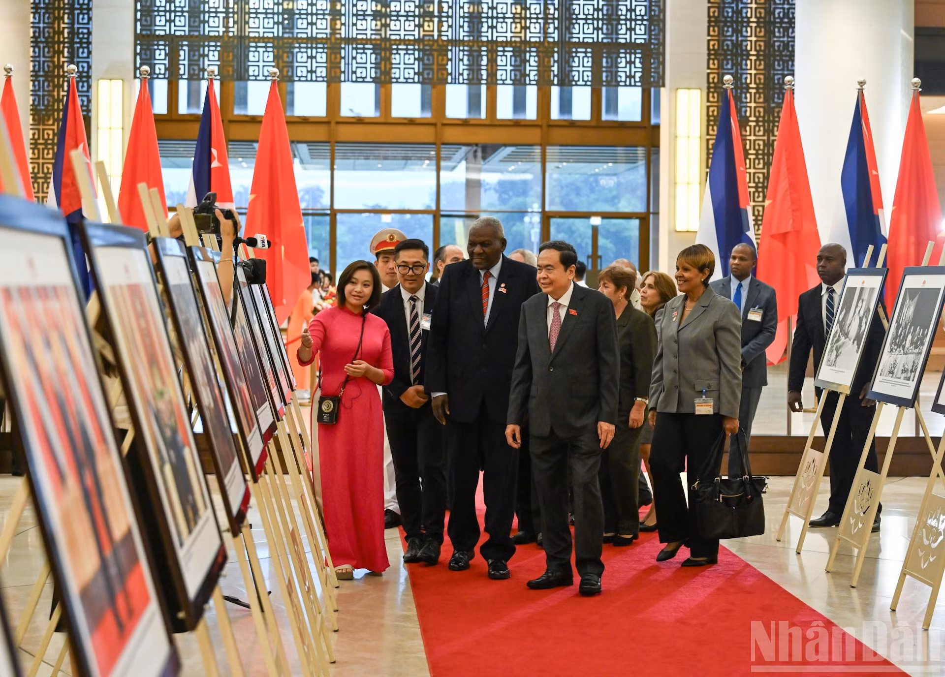 Le président de l'AN vietnamienne, Tran Thanh Man, et son homologue cubain Esteban Lazo Hernandez visitent l'exposition de photos sur le développement des relations entre le Vietnam et Cuba. Photo : Duy Linh/NDEL