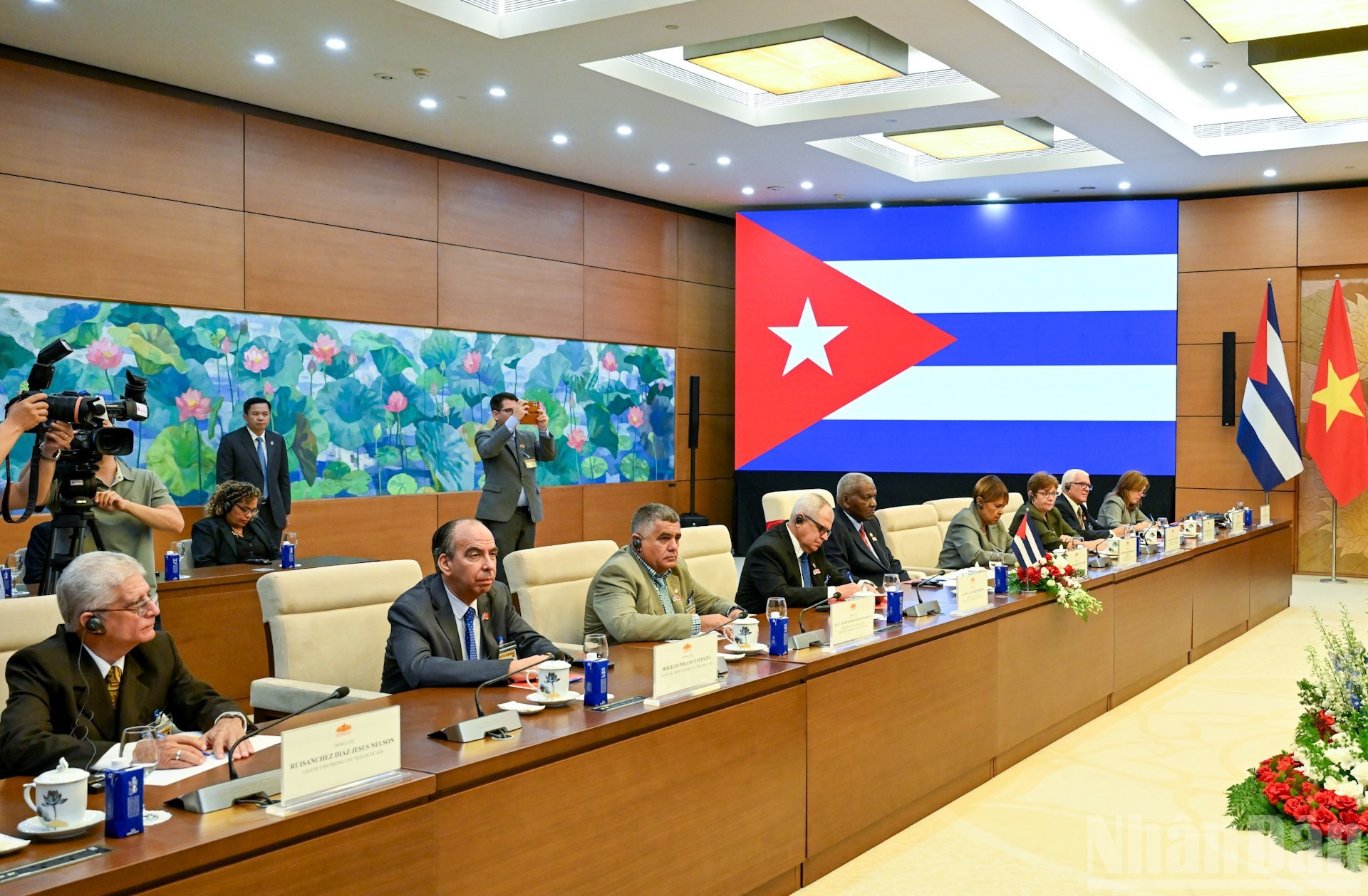 Le président de l’AN du pouvoir populaire et du Conseil d’État de Cuba, Esteban Lazo Hernandez, et la délégation cubaine l&apos;accompagnant lors de l&apos;entretien. Photo : Duy Linh/NDEL