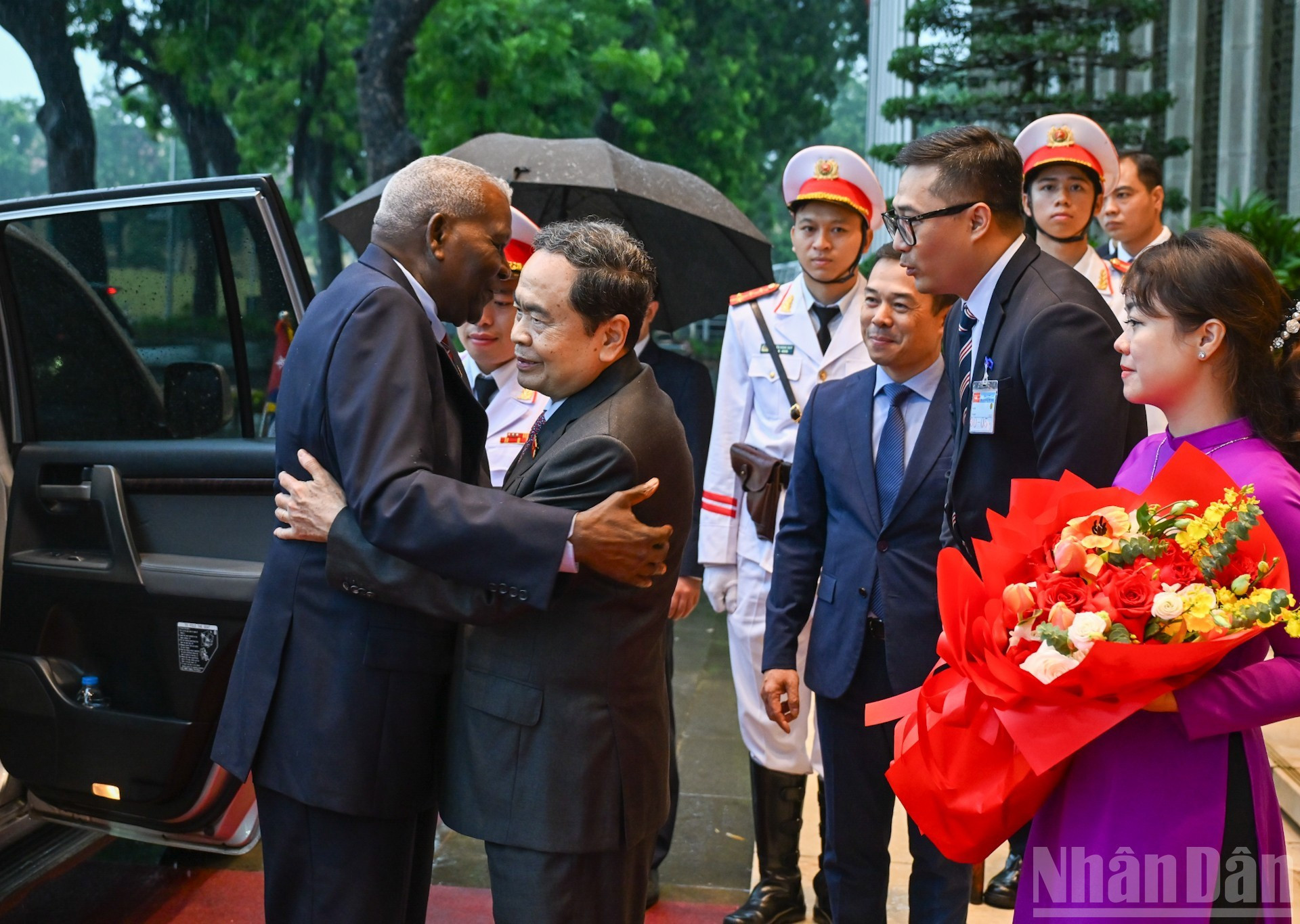 Le président de l’AN du Vietnam, Tran Thanh Man, accueille le président de l’AN du pouvoir populaire et du Conseil d’État de Cuba, Esteban Lazo Hernández, le 30 septembre à Hanoi. Photo : Duy Linh/NDEL