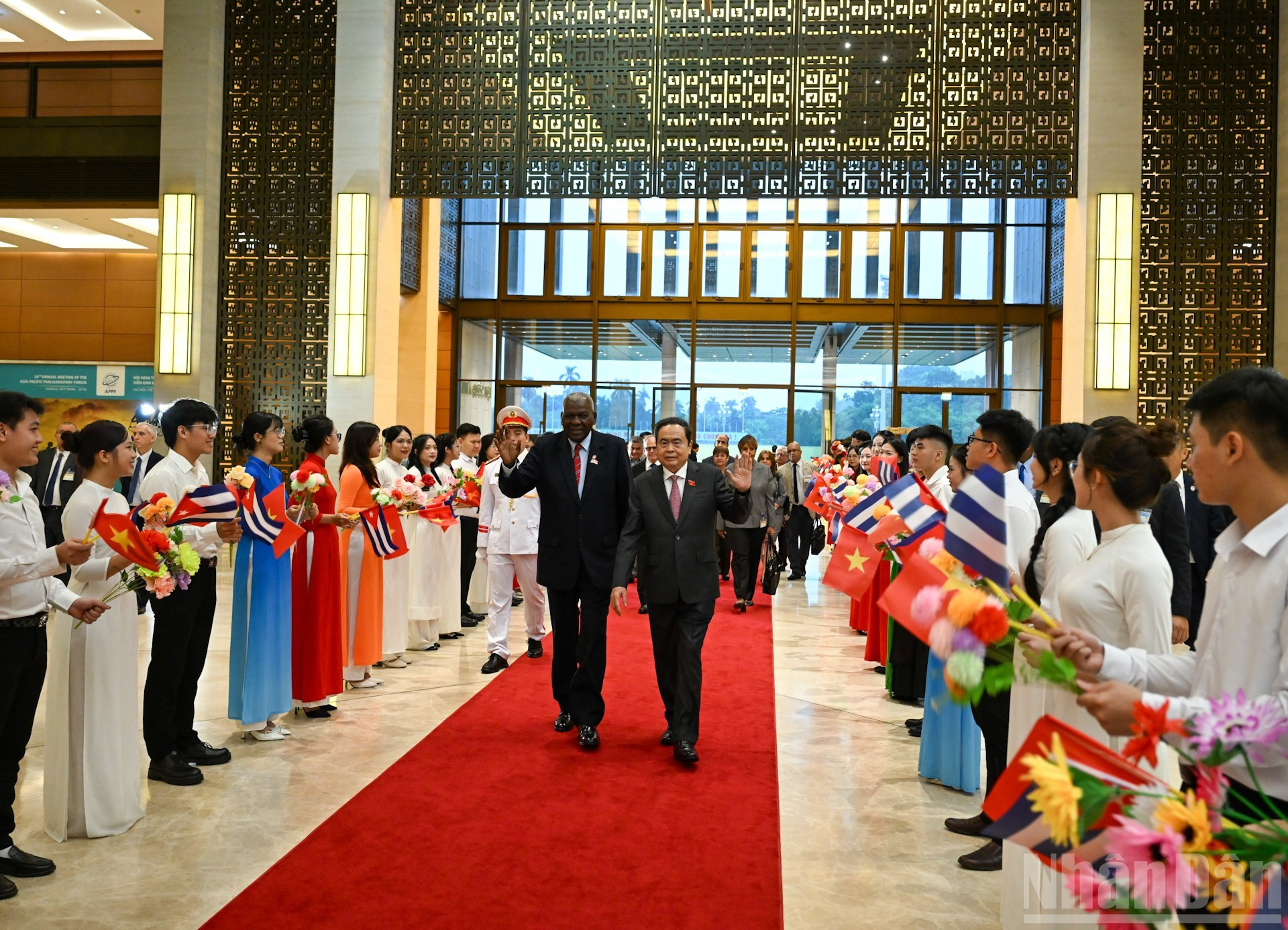 Des jeunes vietnamiens accueillent les présidents de l’AN du Vietnam et de Cuba. Photo : Duy Linh/NDEL