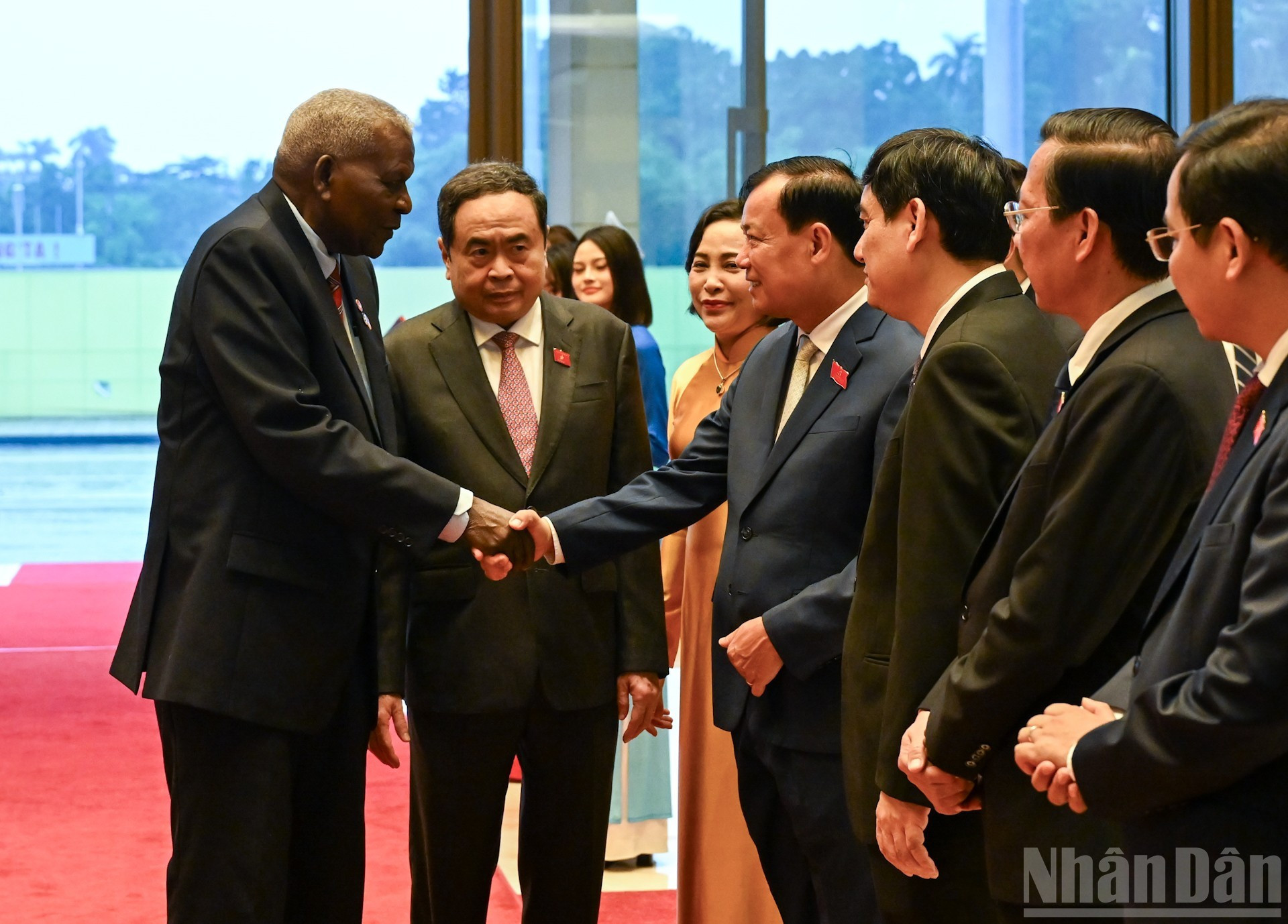 Le président de l&apos;AN, Tran Thanh Man, présente les députés de l&apos;AN vietnamienne au président de l&apos;AN du pouvoir populaire et du Conseil d&apos;État de Cuba, Esteban Lazo Hernandez. Photo : Duy Linh/NDEL
