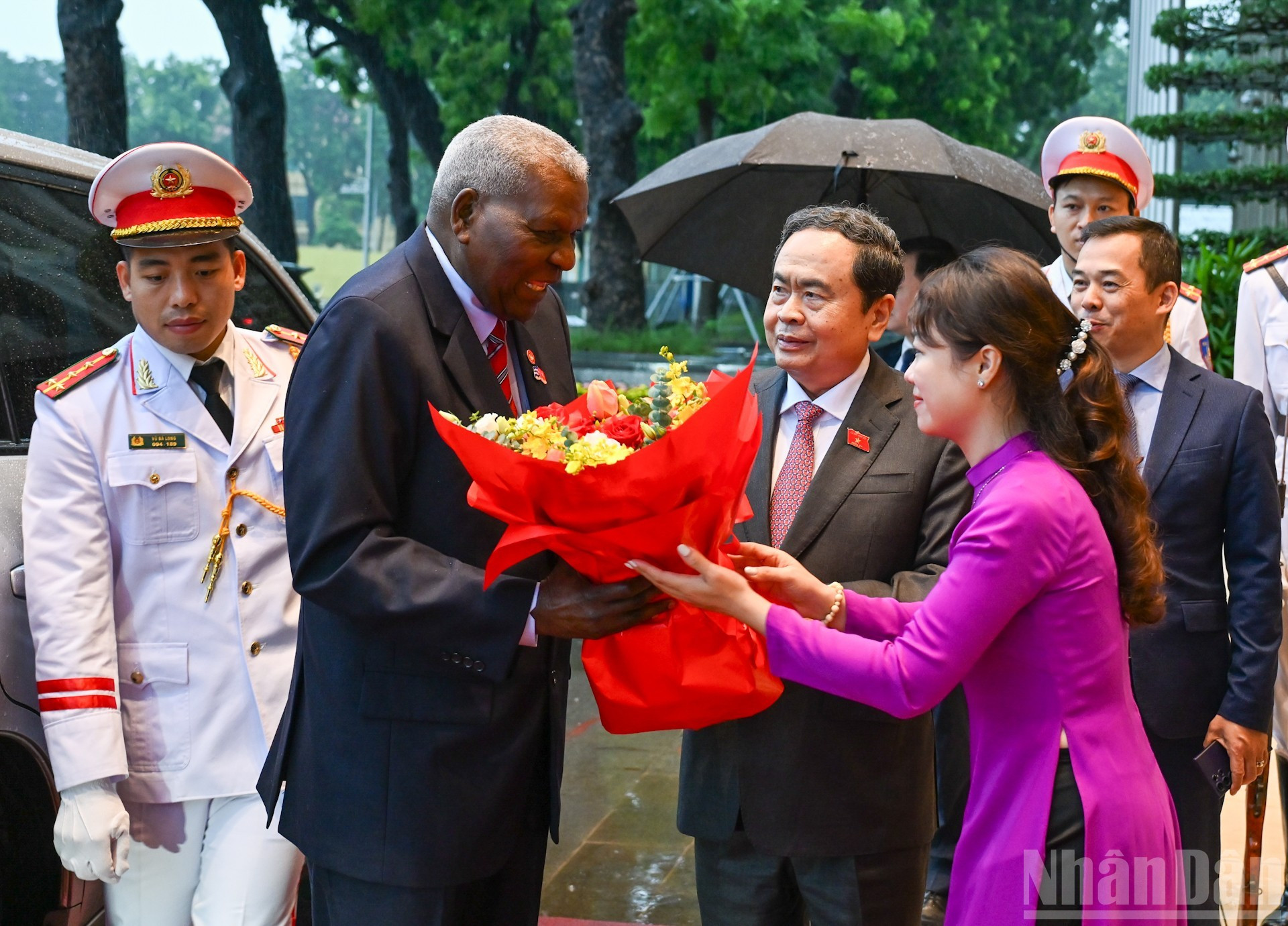 Lors de la cérémonie d&apos;accueil du président de l’AN du pouvoir populaire et du Conseil d’État de Cuba, Esteban Lazo Hernández, le 30 septembre à Hanoi. Photo : Duy Linh/NDEL