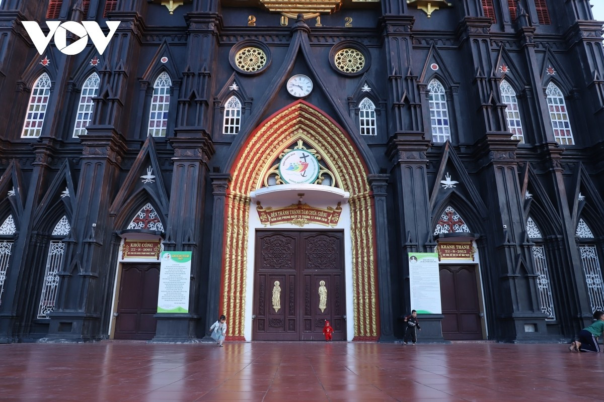 Devant la cathédrale se dressent deux hautes tours encadrant les monuments dédiés à Notre-Dame de La Vang et au Sacré-Cœur de Jésus. Photo : VOV
