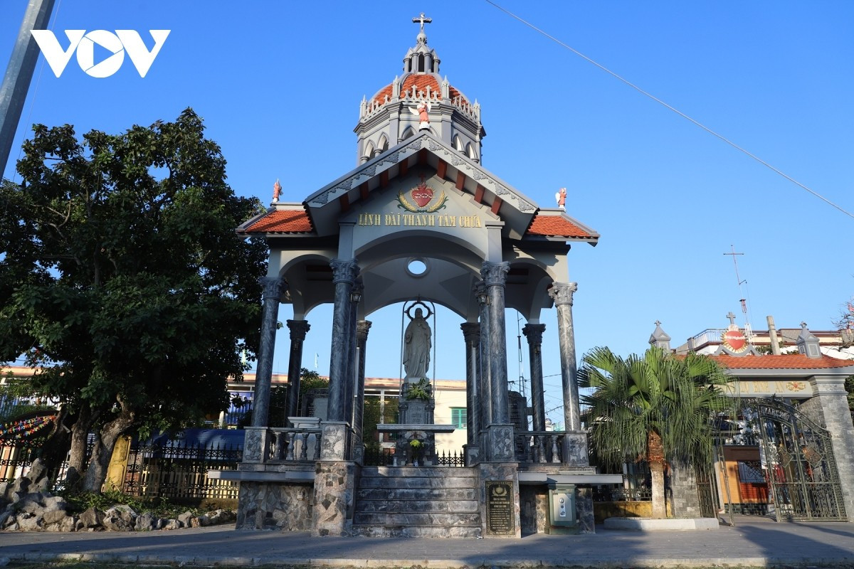 La cathédrale Hung Nghia est devenue depuis sa restauration un site religieux touristique célèbre pour son architecture magnifique, ressemblant totalement à une cathédrale européenne. Photo : VOV