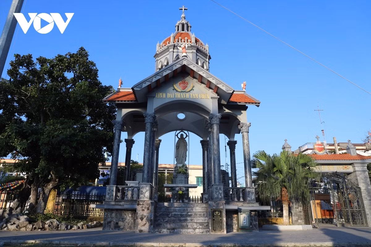 La cathédrale Hung Nghia est devenue depuis sa restauration un site religieux touristique célèbre pour son architecture magnifique, ressemblant totalement à une cathédrale européenne. Photo : VOV