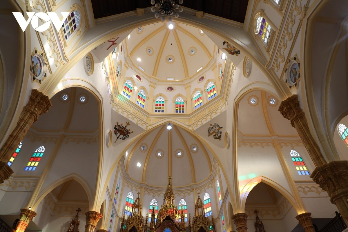 Les fenêtres constituent l’une des caractéristiques marquantes de la cathédrale : vitraux colorés éclatants, cadres métalliques finement façonnés. Photo : VOV