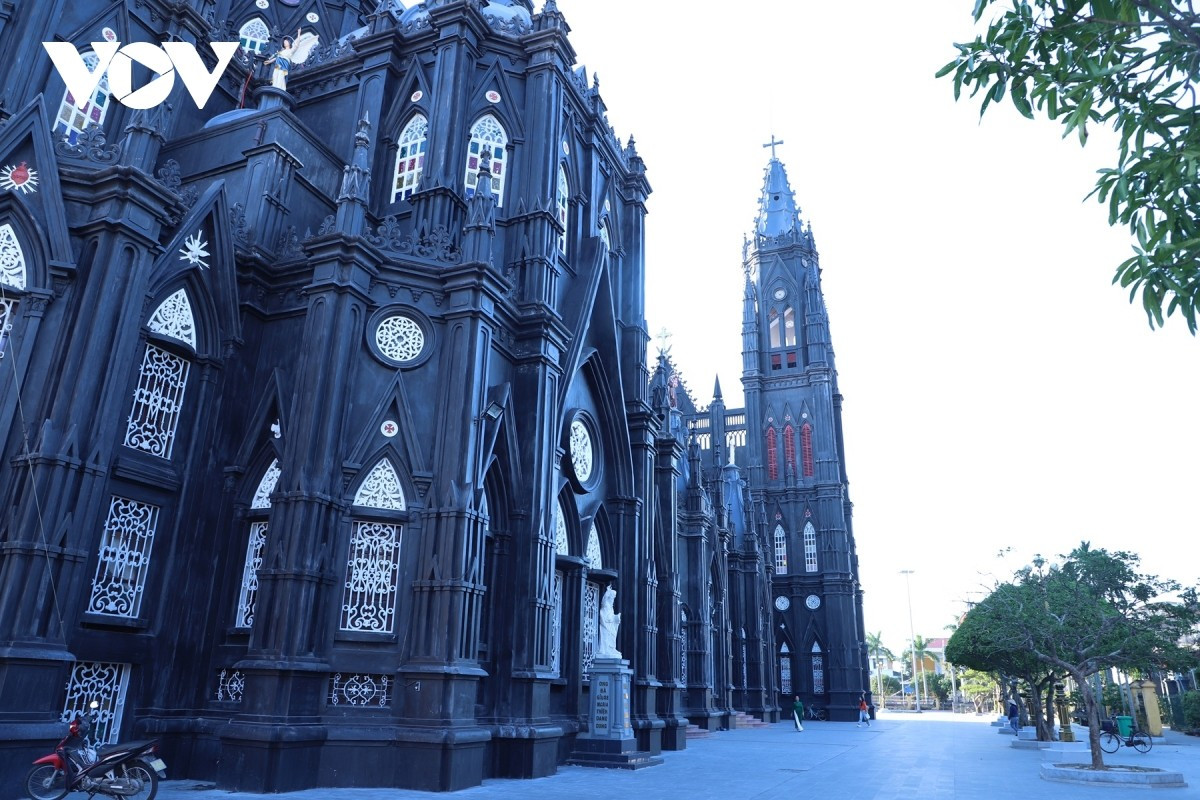 Sur les deux couloirs latéraux, plusieurs autels dédiés aux saints sont disposés, enrichissant l’espace sacré tout en conservant une harmonie visuelle. Photo : VOV