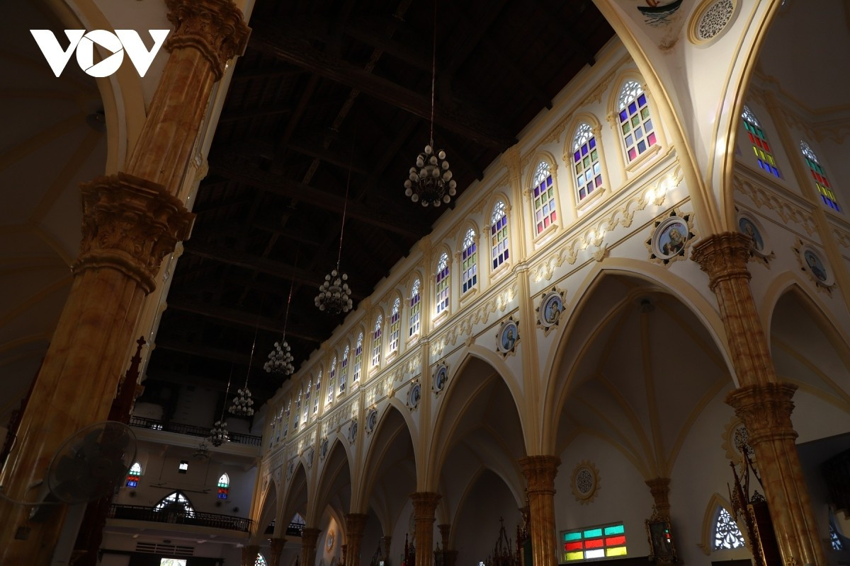 Leur rôle ne se limite pas à ventiler et éclairer naturellement l’intérieur, ils contribuent à l’esthétique artistique, apportant élégance et raffinement. Photo : VOV
