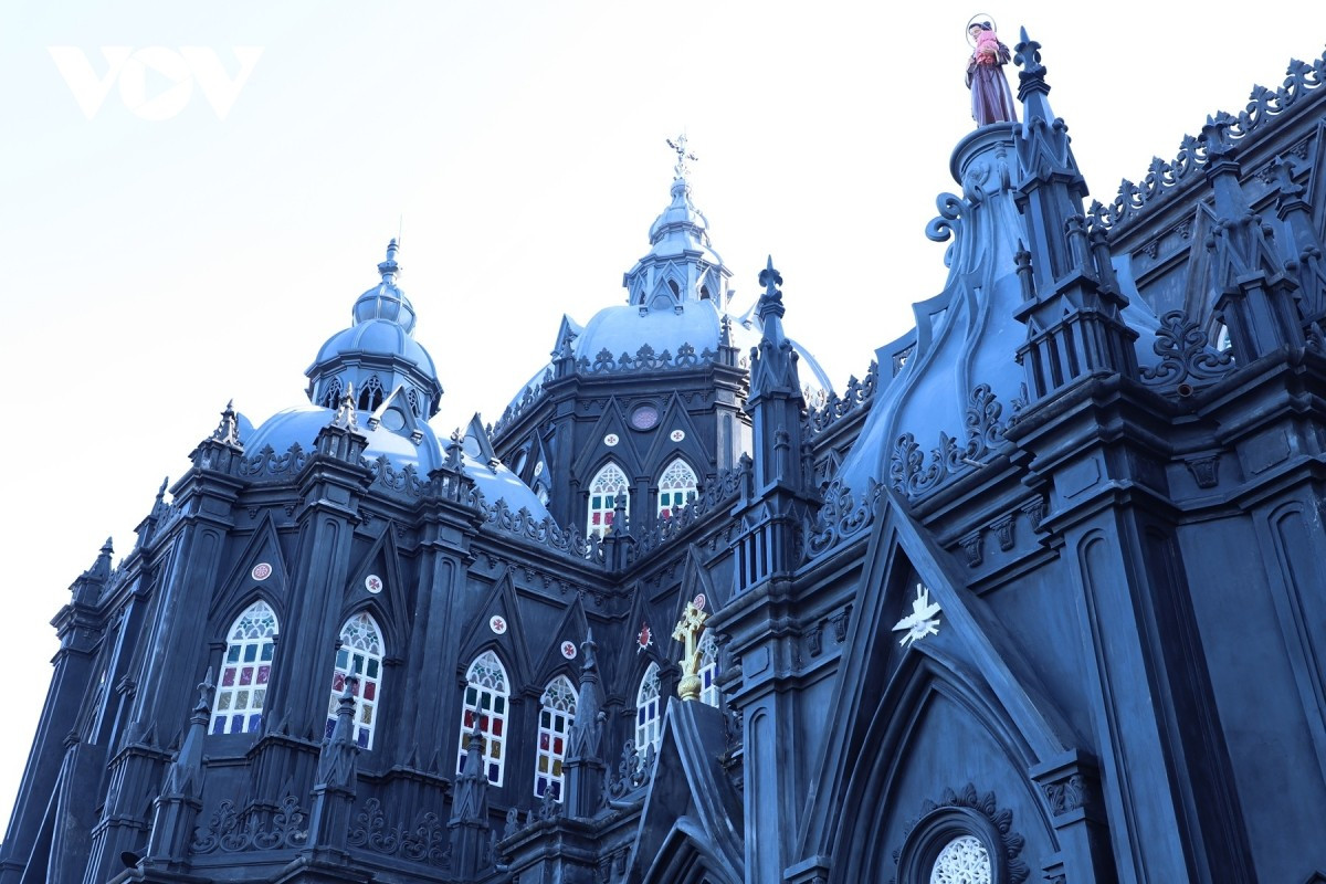 Avec la structure de château, les visiteurs tombent forcément sous le charme de la cathédrale. Photo : VOV