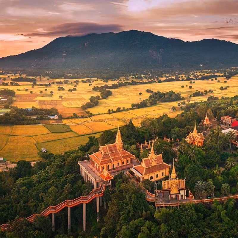 À proximité des rizières se trouve la pagode Ta Pa, l’un des sites touristiques incontournables de la région. Cette pagode khmère, perchée à flanc de montagne, offre une vue spectaculaire sur les rizières en contrebas. La route reliant le centre de Tri Ton à Ta Pa est bien aménagée, permettant aux visiteurs d’opter pour la moto, un moyen pratique pour explorer et profiter pleinement de l’expérience. Photo : Tran Duc Hoang/kienthuc.net.vn