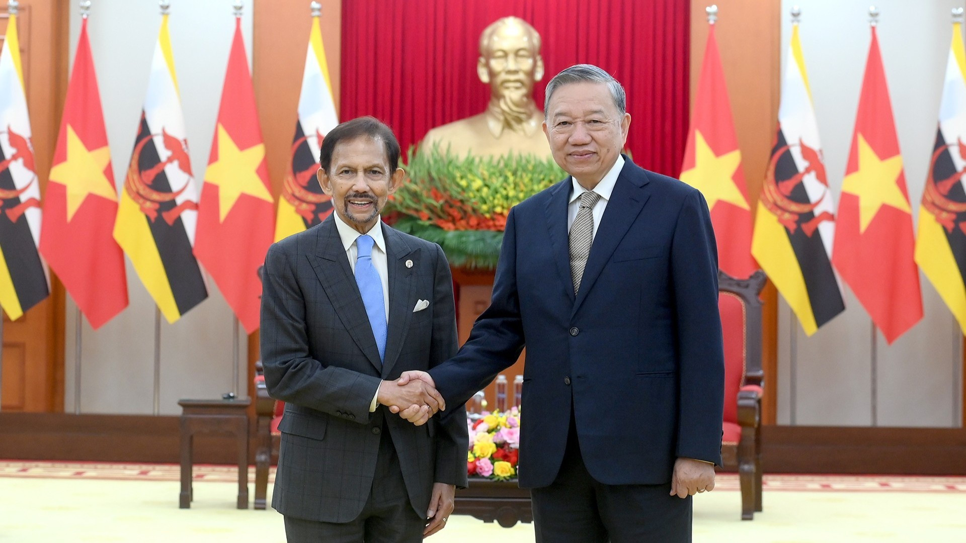 Le secrétaire général du PCV, Tô Lâm (droite), et le sultan de Brunei, Haji Hassanal Bolkiah, en visite d'État au Vietnam. Photo : Dang Khoa/NDEL