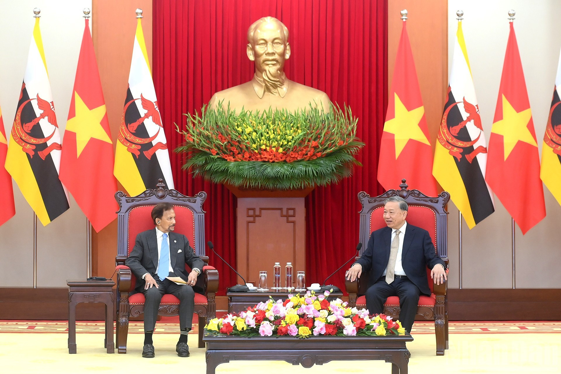 Le secrétaire général du PCV, Tô Lâm, a chaleureusement accueilli le sultan de Brunei pour sa septième visite au Vietnam, se disant convaincu que ce voyage permettrait de faire progresser le partenariat intégral Vietnam - Brunei de manière plus concrète et efficace. Photo : Dang Khoa/NDEL