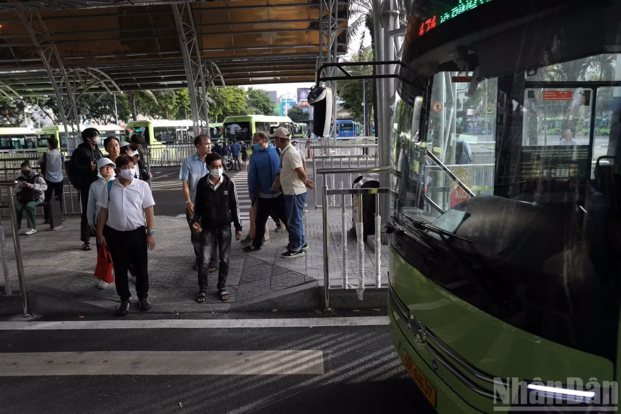 Selon Trân Quang Lâm, directeur du Service de la construction de Hô Chi Minh-Ville, la gratuité des bus constitue l'une des mesures destinées à inciter les habitants à privilégier les transports publics et à réduire progressivement leur dépendance aux véhicules individuels. Photo : NDEL