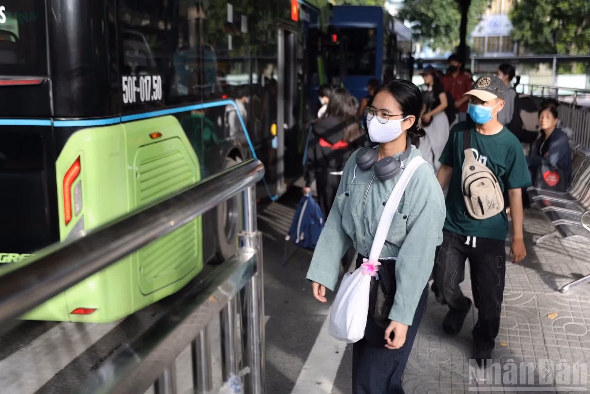 Hô Chi Minh-Ville compte actuellement environ 180 lignes de bus exploitées par 2 432 véhicules. Parmi eux, 1 649 autobus, soit près de 70 % du parc, fonctionnent déjà à l'électricité ou avec des carburants respectueux de l'environnement. Photo : NDEL