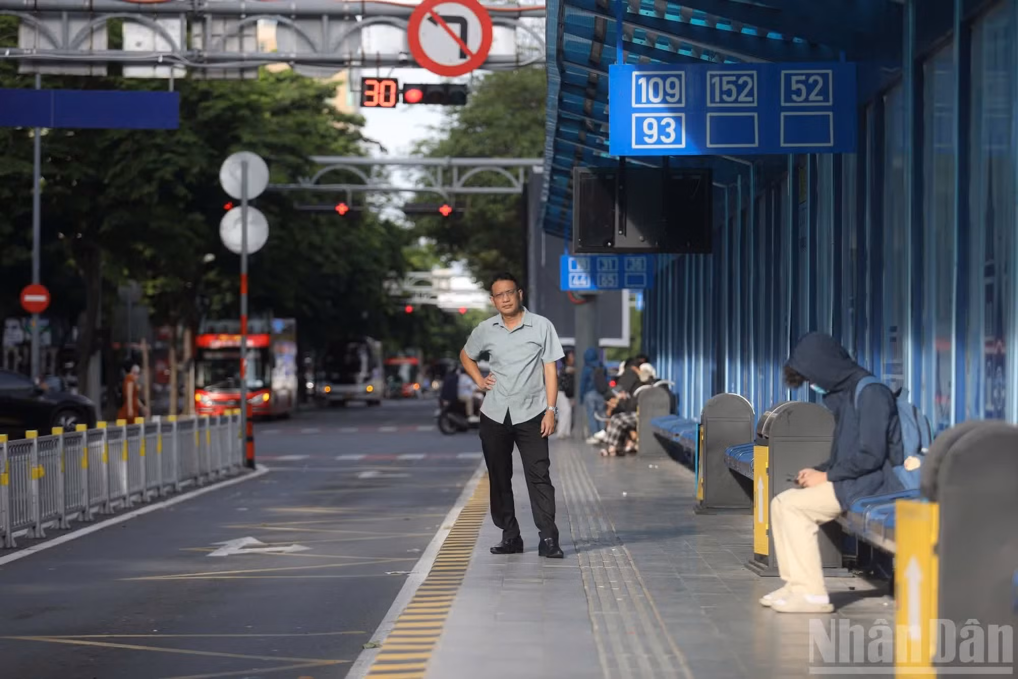 La mise en œuvre de la gratuité des bus s'effectuera en deux phases. Du 1er juillet au 30 septembre, tous les passagers voyageront gratuitement. Du 1er octobre jusqu'à la fin de l'année, les usagers devront valider leur trajet au moyen de leur carte nationale d'identité, de leur compte VNeID ou de l'application MultiGo. Les données recueillies permettront d'améliorer la gestion, le suivi et l'évaluation de cette politique. Photo : NDEL