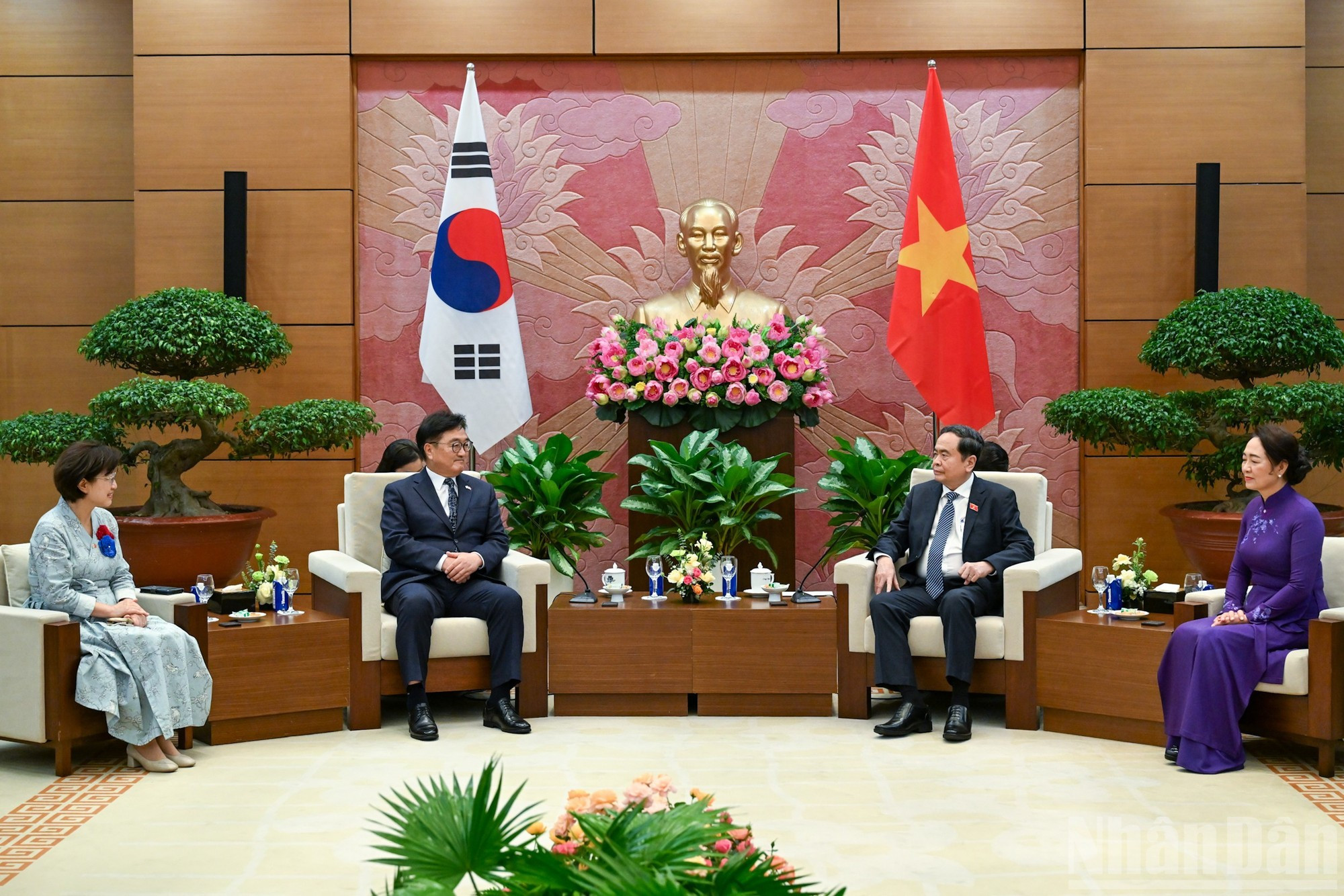 Le président de l&apos;AN sud-coréenne, Woo Won Shik, a souligné la position de la République de Corée comme premier investisseur et troisième partenaire commercial du Vietnam, ainsi que l&apos;atteinte du cap de 5 millions de visites réciproques en 2024, mettant en avant les similarités culturelles et le partenariat économique étroit entre les deux pays. Photo : Duy Linh/NDEL