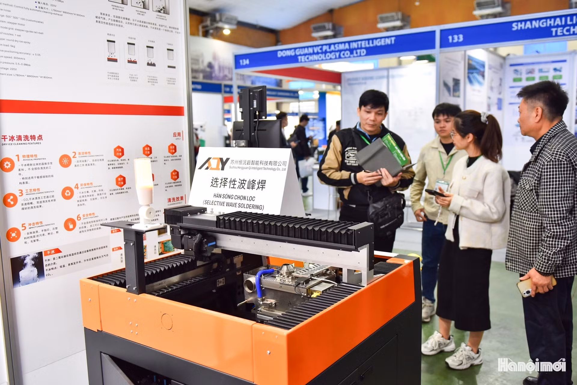 Une machine de soudure sélective à vagues destinée aux cartes de puissance et aux composants spécifiques. Photo : hanoimoi.vn