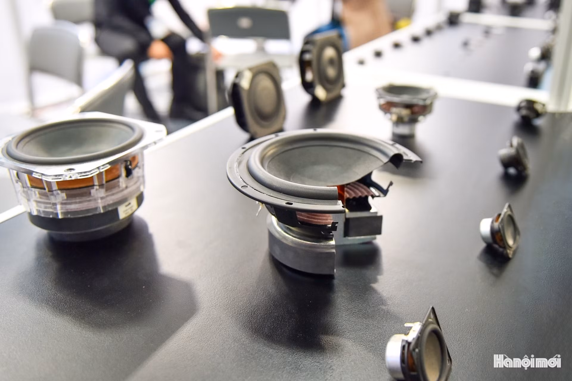 Des produits grand public tels que haut-parleurs et équipements audio, représentant l’application finale des circuits et composants. Photo : hanoimoi.vn