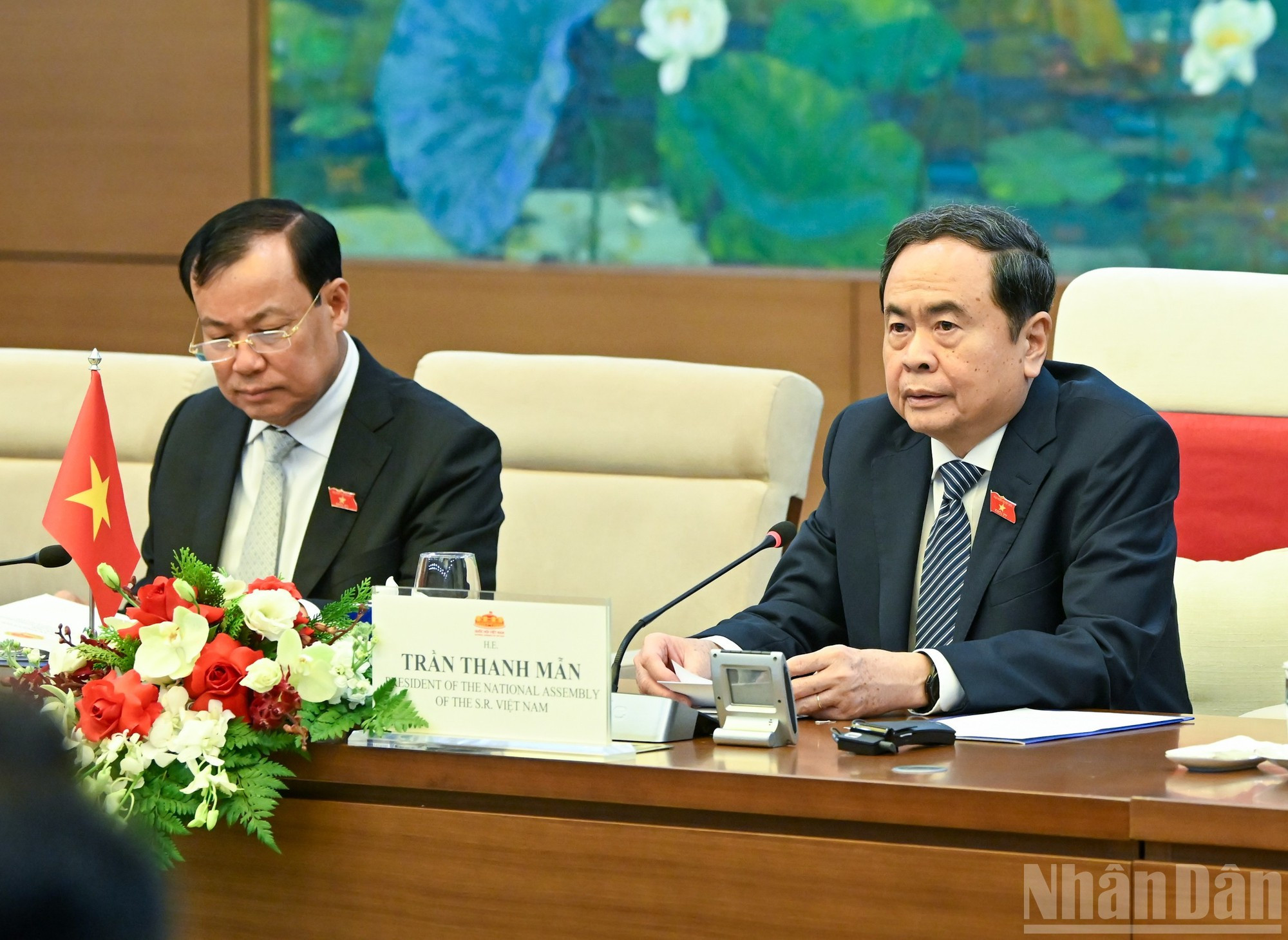 Lors de leur entretien, Trân Thanh Mân et Woo Won-shik ont convenu de renforcer la confiance politique et de maintenir des échanges réguliers de délégations de haut niveau afin d’élargir la coopération bilatérale dans tous les domaines. Photo : Duy Linh/NDEL