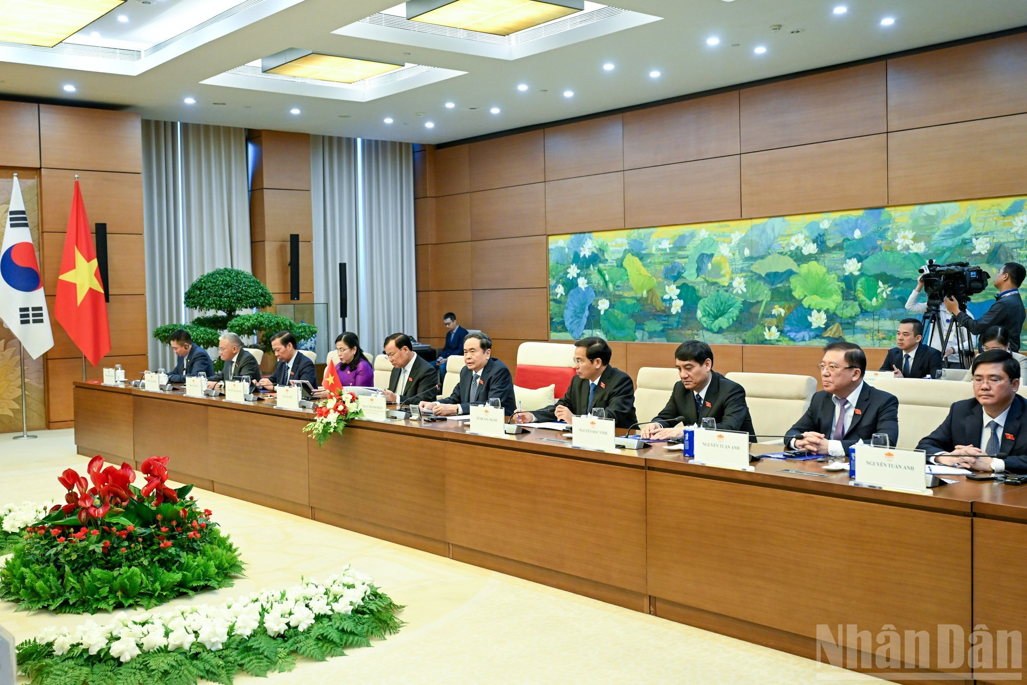 Le président de l&apos;AN vietnamienne, Trân Thanh Mân, et des députés vietnamiens lors de l&apos;entretien. Photo : Duy Linh/NDEL