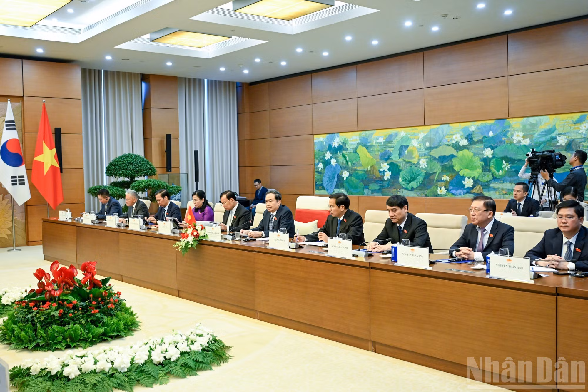 Le président de l'AN vietnamienne, Trân Thanh Mân, et des députés vietnamiens lors de l'entretien. Photo : Duy Linh/NDEL