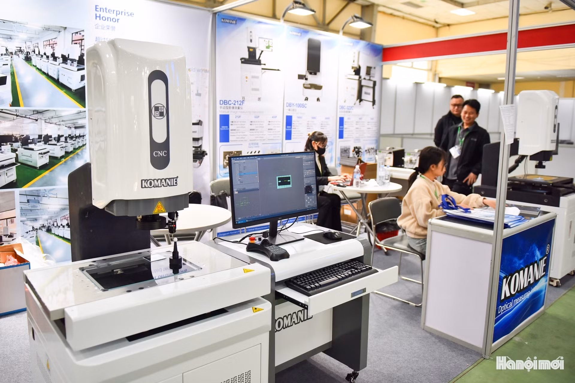 Une machine CNC façonne des pièces métalliques avec une précision extrême — base essentielle de la mécanique de précision. Photo : hanoimoi.vn