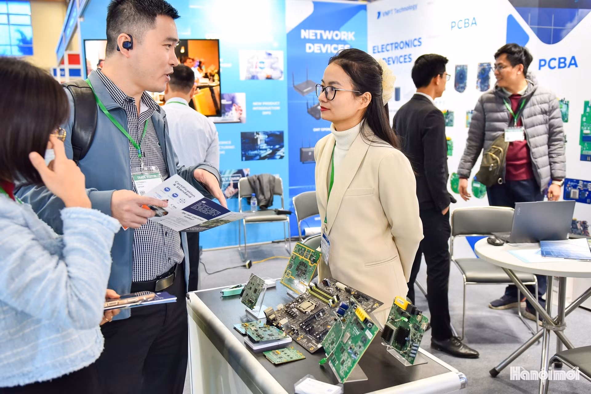 Des circuits imprimés complets, du prototype au produit prêt pour l’intégration finale, sont exposés. Photo : hanoimoi.vn