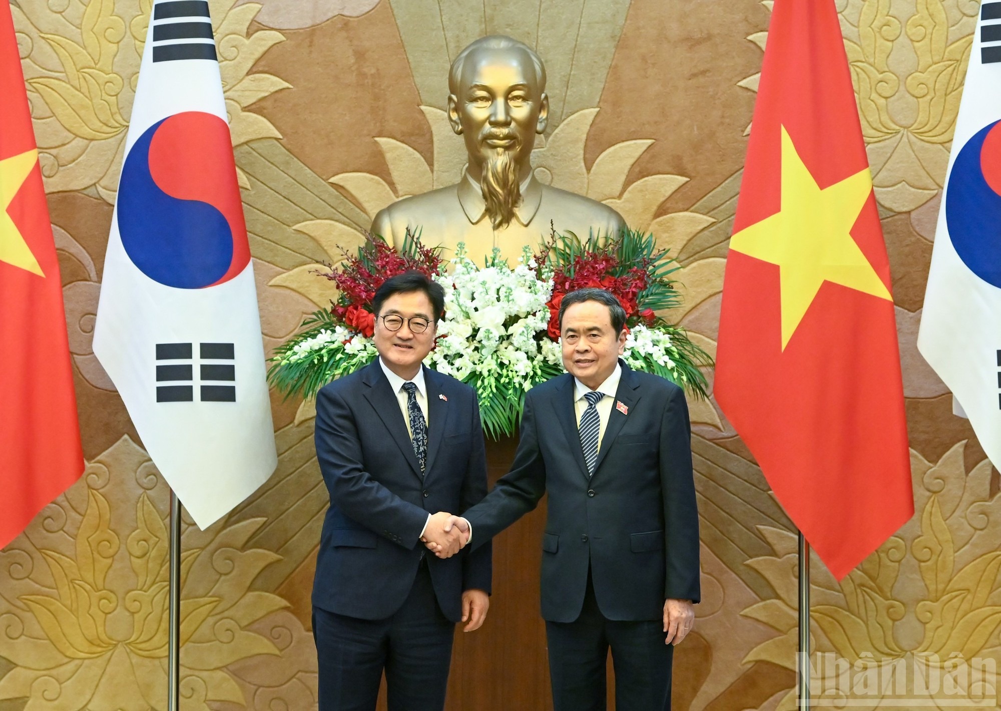 Lors de leur entretien, les deux dirigeants ont souligné le rôle essentiel de la diplomatie parlementaire dans le suivi et la mise en œuvre des accords de haut niveau entre les deux pays. Ils ont également insisté sur l’importance du partage d’expériences législatives et du renforcement de la compréhension mutuelle. Photo : Duy Linh/NDEL