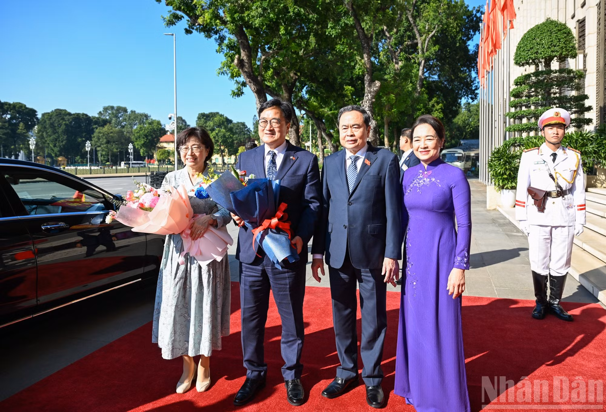 Le président de l'AN vietnamienne, Trân Thanh Mân (2e à droite), et son épouse accueillent le président de l'AN sud-coréenne, Woo Won Shik, et son épouse, en visite officielle au Vietnam. Photo : Duy Linh/NDEL
