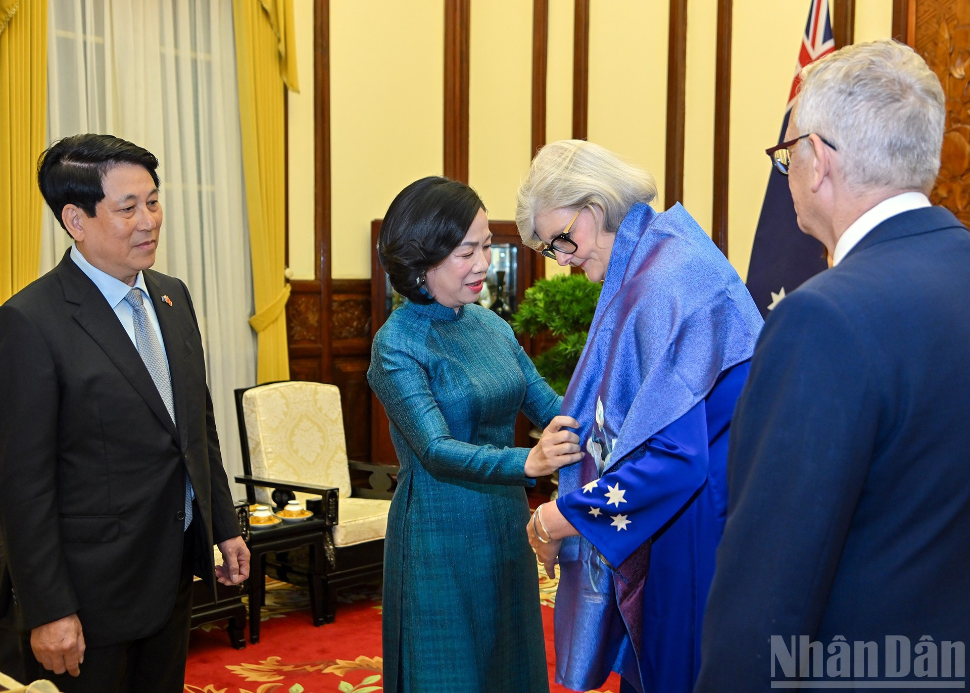 Mme Nguyen Thi Minh Nguyet (2e, droite), épouse du président Luong Cuong, offre des cadeaux à la gouverneure générale d'Australie, Sam Mostyn. Photo : Thuy Nguyen/NDEL Mme Nguyen Thi Minh Nguyet (2e, droite), épouse du président Luong Cuong, offre des cadeaux à la gouverneure générale d'Australie, Sam Mostyn. Photo : Thuy Nguyen/NDEL