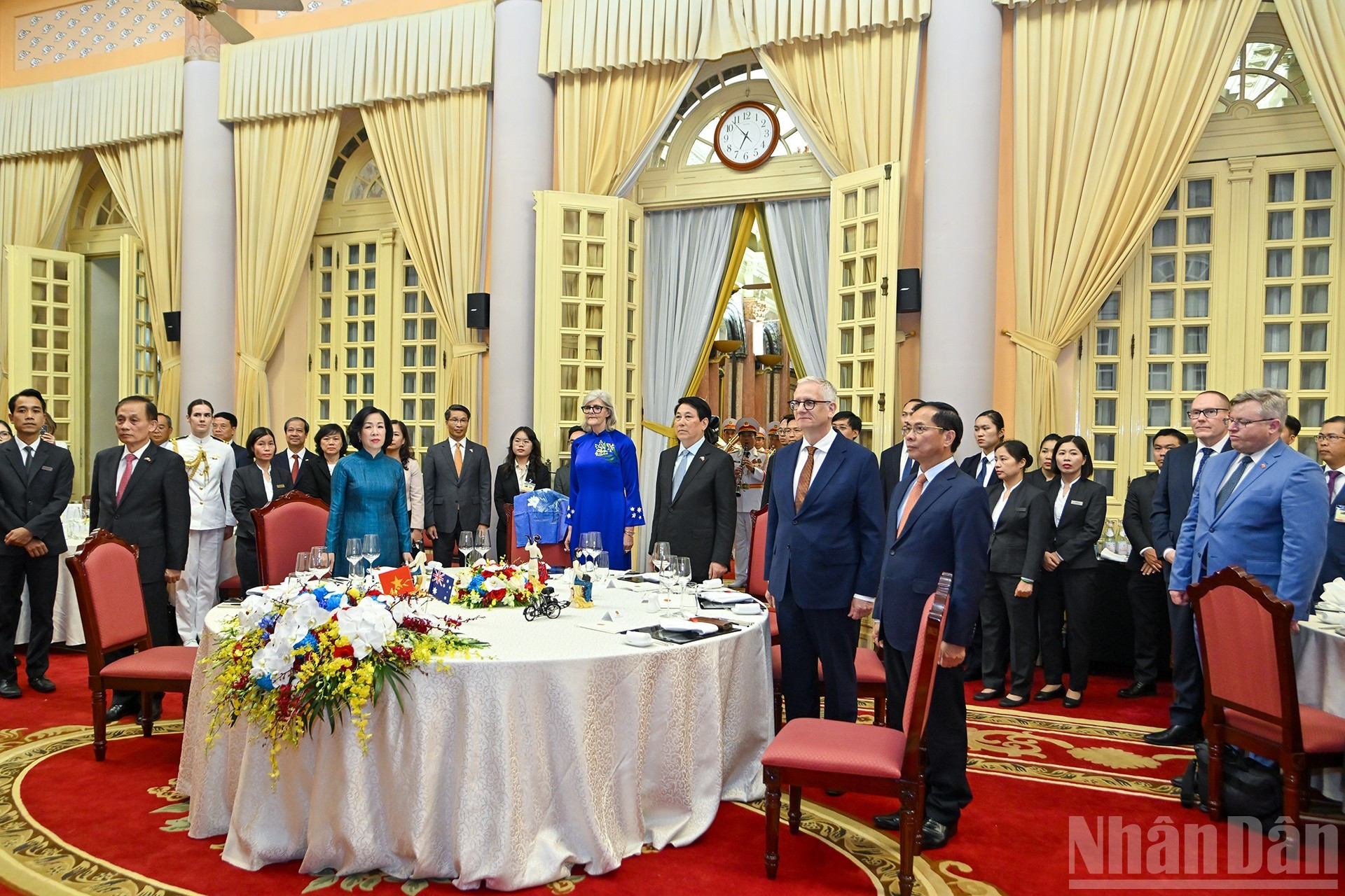 Les hôtes et invités écoutent la fanfare militaire jouer les hymnes nationaux des deux pays. Photo : Thuy Nguyen/NDEL Les hôtes et invités écoutent la fanfare militaire jouer les hymnes nationaux des deux pays. Photo : Thuy Nguyen/NDEL