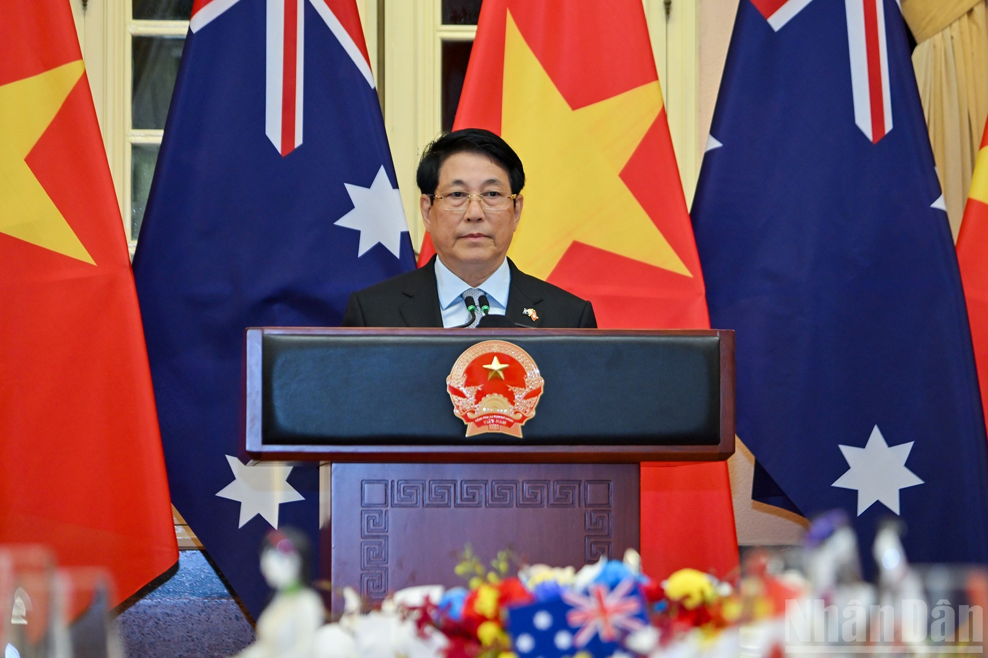 Fier du chemin parcouru dans l’histoire commune des deux nations, le président Luong Cuong s’est déclaré confiant que, forts des acquis obtenus au cours d’un demi-siècle et des résultats positifs de cette visite, le partenariat stratégique global Vietnam - Australie continuerait de s’élever vers de nouveaux sommets, au bénéfice concret des deux peuples et au service de la paix, de la stabilité, de la coopération et du développement dans la région comme dans le monde. Photo : Thuy Nguyen/NDEL Fier du chemin parcouru dans l’histoire commune des deux nations, le président Luong Cuong s’est déclaré confiant que, forts des acquis obtenus au cours d’un demi-siècle et des résultats positifs de cette visite, le partenariat stratégique global Vietnam - Australie continuerait de s’élever vers de nouveaux sommets, au bénéfice concret des deux peuples et au service de la paix, de la stabilité, de la coopération et du développement dans la région comme dans le monde. Photo : Thuy Nguyen/NDEL