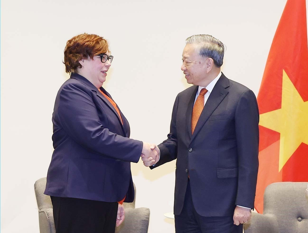 Lors de cette rencontre, le SG du PCV To Lam a affirmé que le Vietnam se souvient et apprécie toujours le soutien précieux des forces progressistes internationales, notamment finlandaises, au peuple vietnamien durant sa lutte pour l’indépendance et la réunification nationale, ainsi que dans son œuvre actuelle de construction et de développement du pays. Photo : VNA