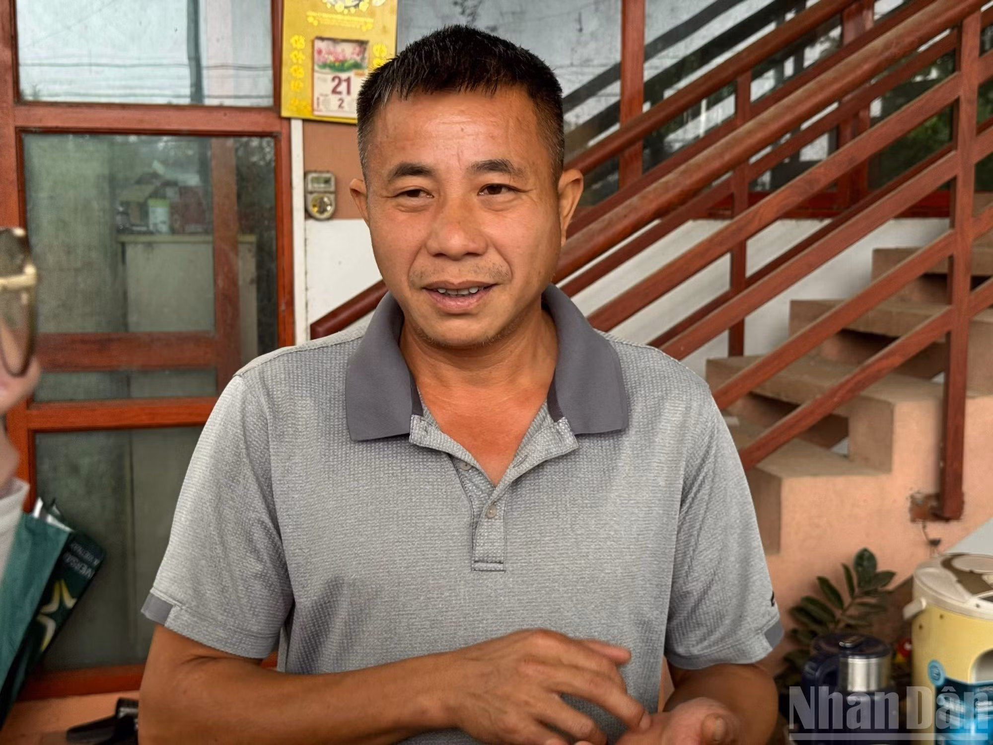 Tran Xuan Phong, propriétaire d’une ferme porcine à Soi Vang, dans la commune de Tan Cuong, province de Thai Nguyen (au nord). Sa ferme figure parmi les modèles emblématiques ayant adopté un système de production d’électricité à partir du biogaz. Photo : NDEL