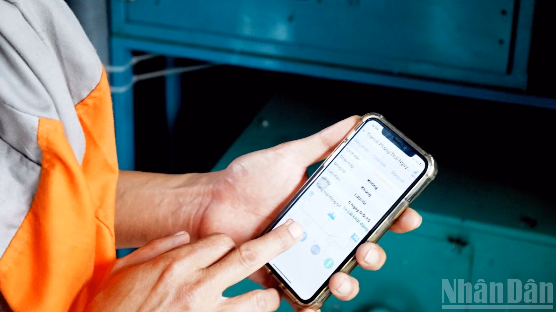 Selon M. Tran Xuan Phong, tous les indicateurs et les procédures de fonctionnement du générateur peuvent être surveillés et contrôlés via une application pour smartphone. Photo : Trung Hung/NDEL