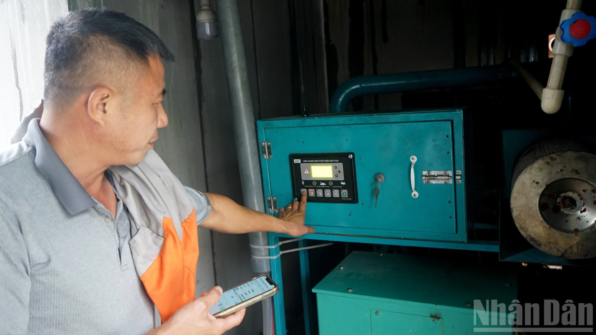 M. Tran Xuan Phong utilise un générateur alimenté au biogaz. Photo : Trung Hung/NDEL.