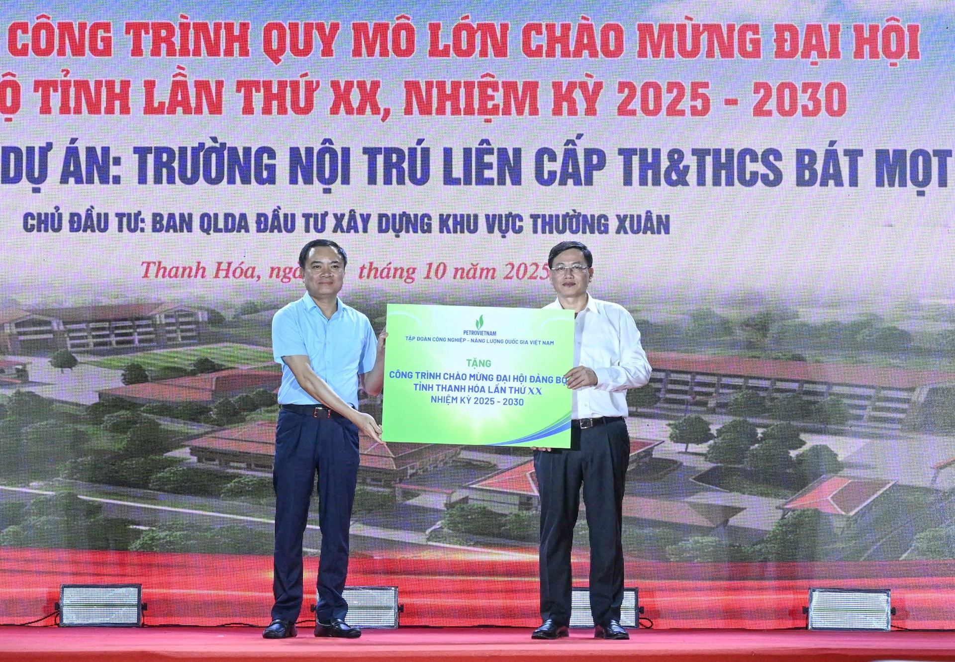 Le groupe national de l'industrie et de l'énergie du Vietnam (Petrovietnam) fait don de fonds pour la construction de l'École pluridisciplinaire primaire et secondaire à internat Bat Mot. Photo : Tran Hai /NDEL Le groupe national de l'industrie et de l'énergie du Vietnam (Petrovietnam) fait don de fonds pour la construction de l'École pluridisciplinaire primaire et secondaire à internat Bat Mot. Photo : Tran Hai /NDEL