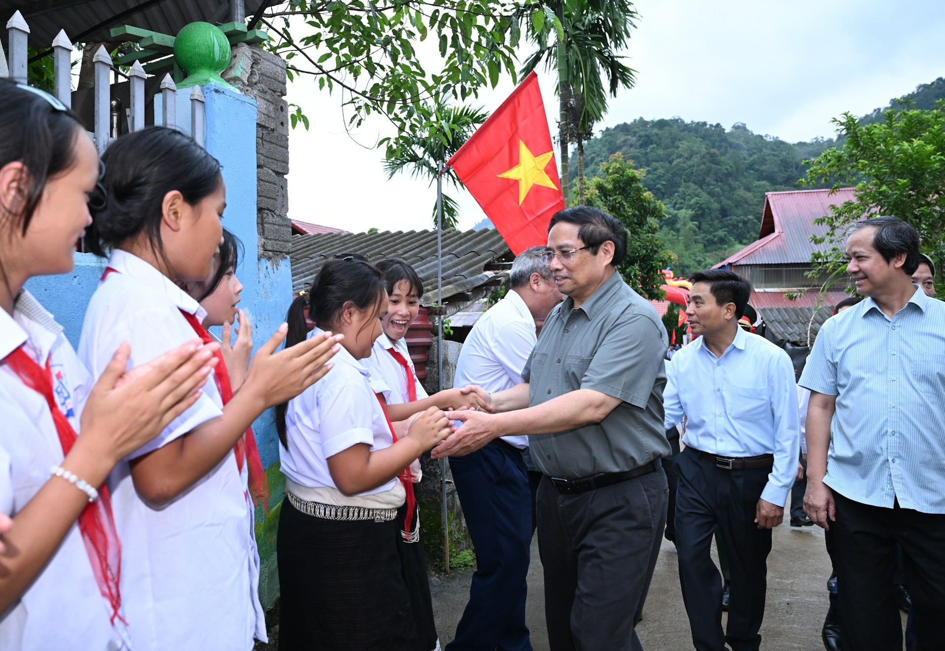 Le PM Pham Minh Chinh et des élèves de la commune montagneuse de Bat Mot. Photo : Tran Hai /NDEL
