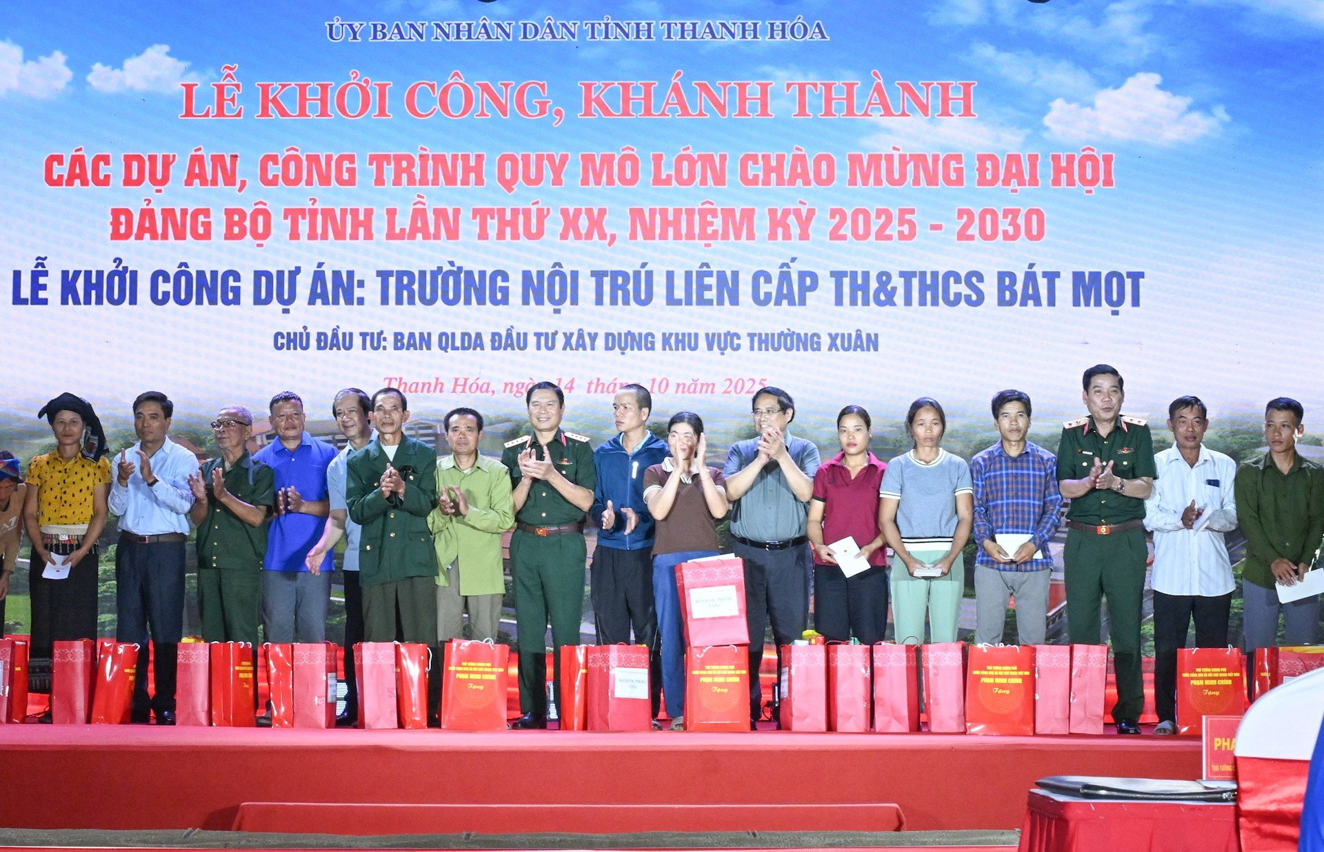 Le PM Pham Minh Chinh et les dirigeants du ministère vietnamien de la Défense remettent des cadeaux aux familles en difficulté et touchées par les catastrophes naturelles dans les communes de Yen Nhan et de Bat Mot. Photo : Tran Hai /NDEL Le PM Pham Minh Chinh et les dirigeants du ministère vietnamien de la Défense remettent des cadeaux aux familles en difficulté et touchées par les catastrophes naturelles dans les communes de Yen Nhan et de Bat Mot. Photo : Tran Hai /NDEL