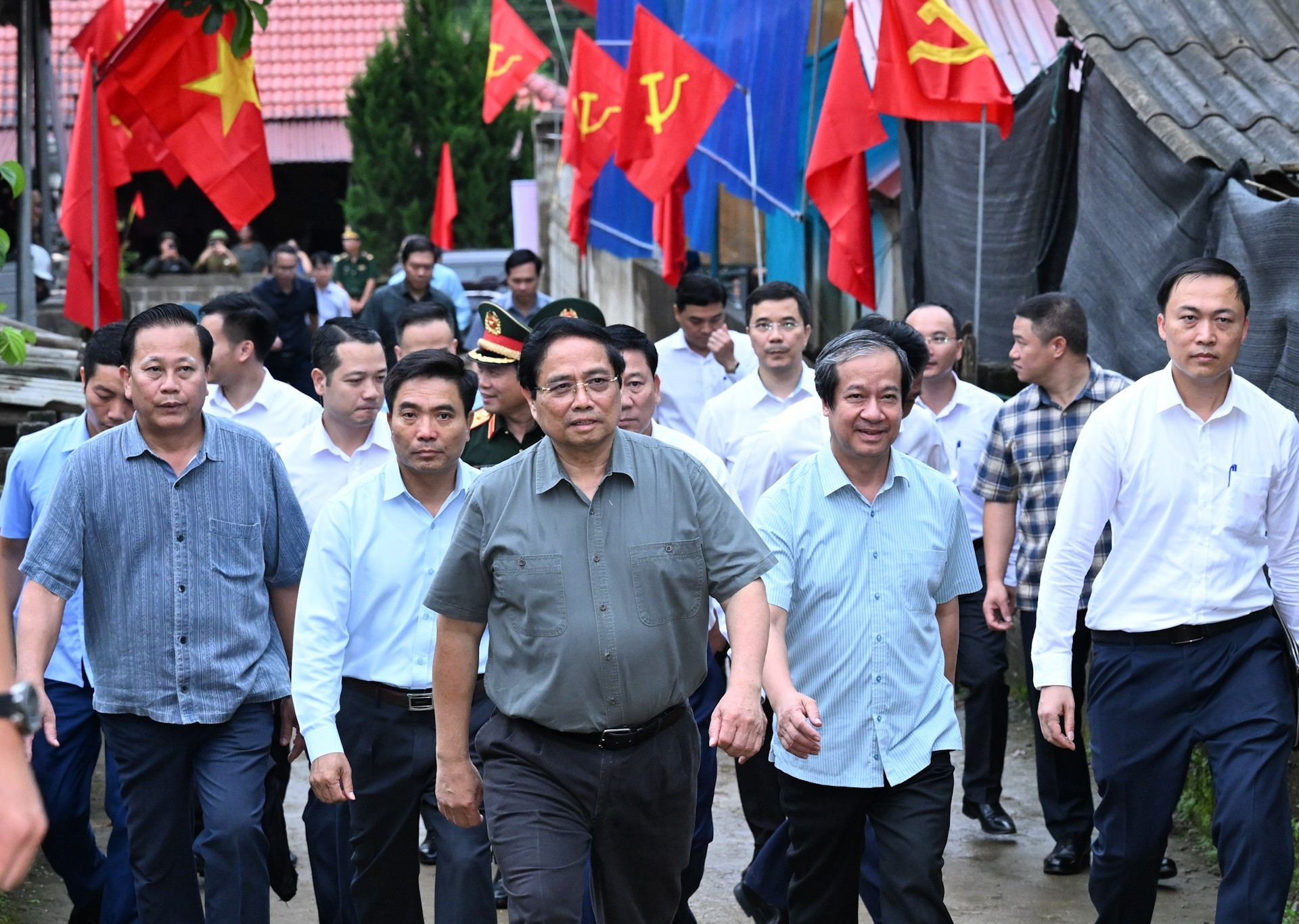 Le PM Pham Minh Chinh et sa suite en visite de travail dans la commune montagneuse de Bat Mot. Photo : Tran Hai /NDEL Le PM Pham Minh Chinh et sa suite en visite de travail dans la commune montagneuse de Bat Mot. Photo : Tran Hai /NDEL