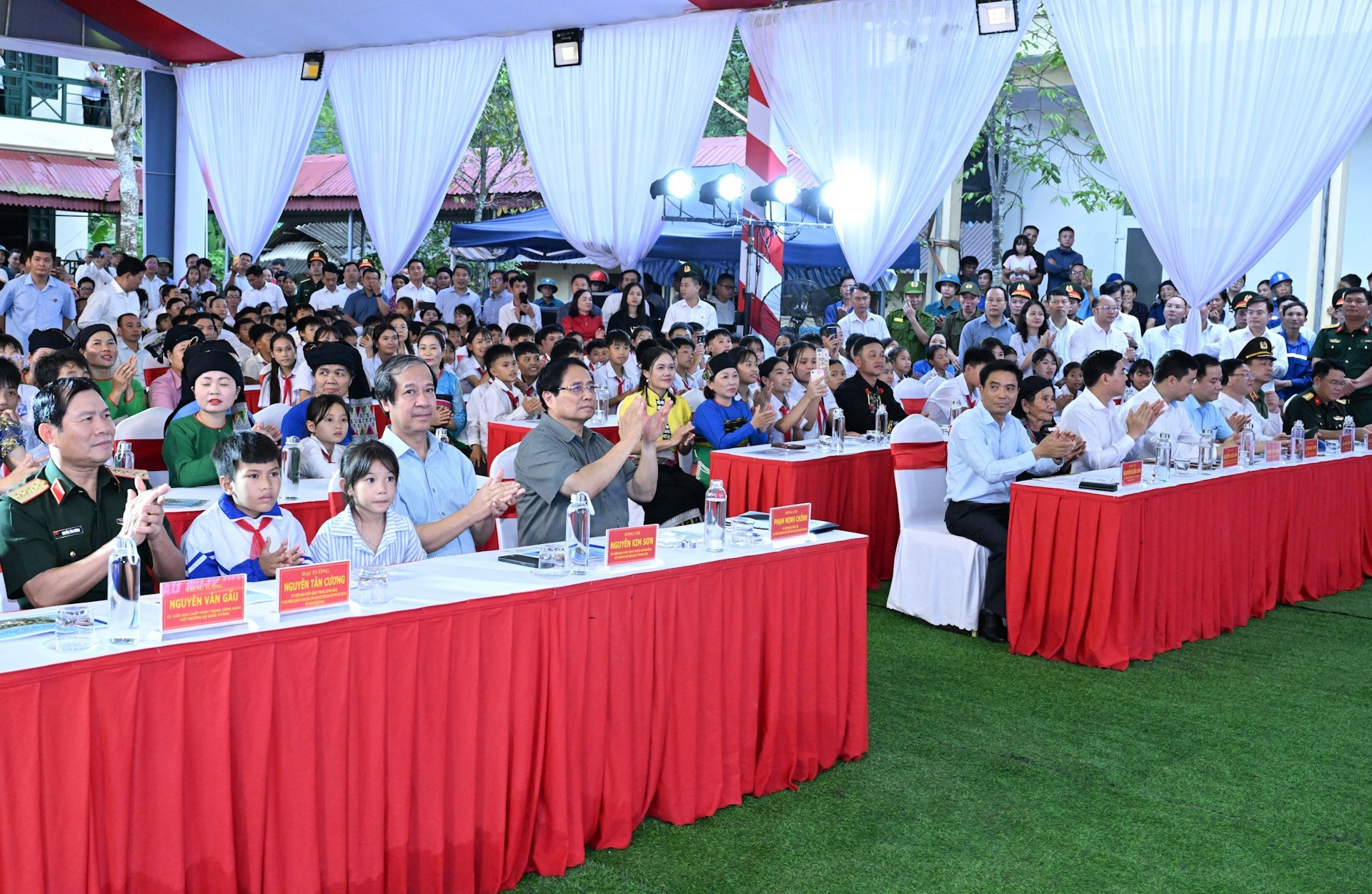 Le PM Pham Minh Chinh et les délégués lors de la cérémonie de lancement des travaux de construction de l’École pluridisciplinaire primaire et secondaire à internat Bat Mot. Photo : Tran Hai /NDEL Le PM Pham Minh Chinh et les délégués lors de la cérémonie de lancement des travaux de construction de l’École pluridisciplinaire primaire et secondaire à internat Bat Mot. Photo : Tran Hai /NDEL